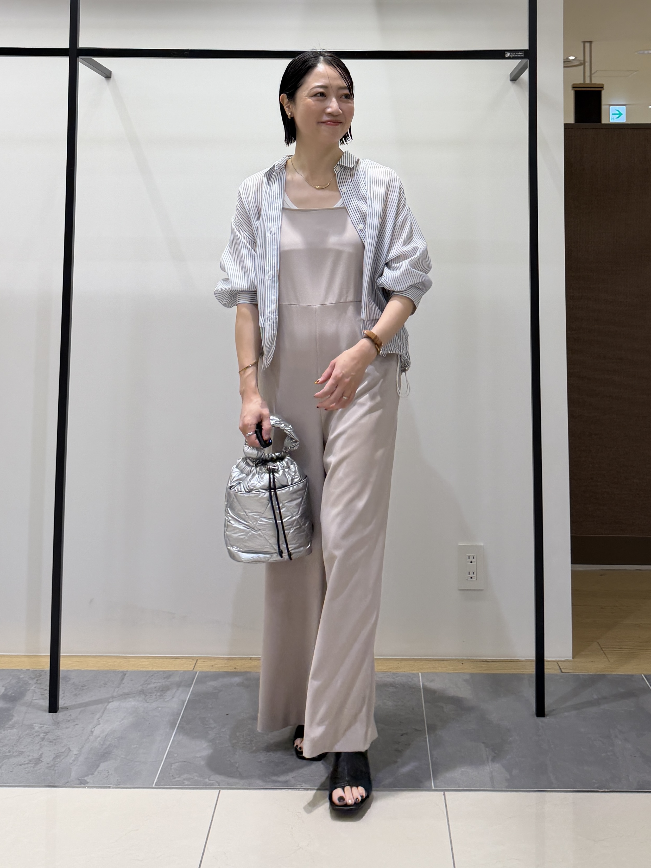 shihoさんの「INDIVI｜【接触冷感／洗える／2WAY】ドロスト付 シアーシャンブレーシャツ」を使ったコーディネート