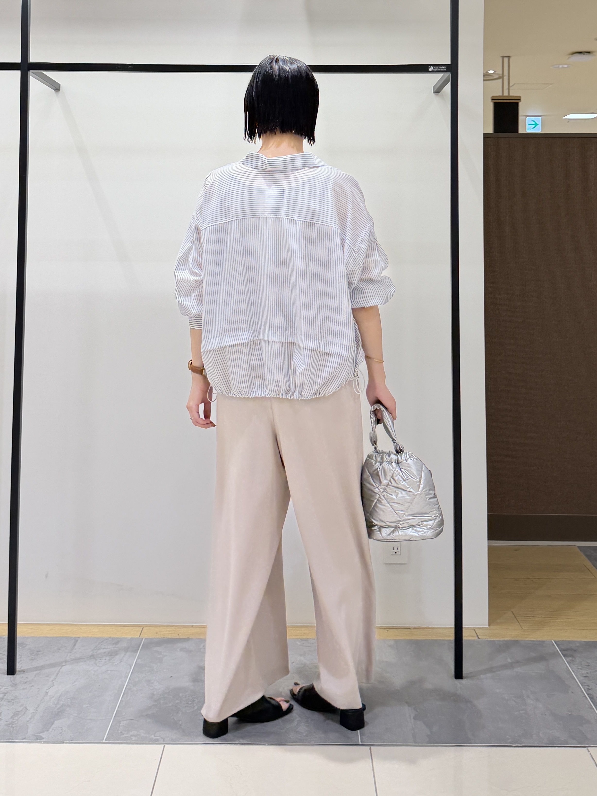 shihoさんの「INDIVI｜【接触冷感／洗える／2WAY】ドロスト付 シアーシャンブレーシャツ」を使ったコーディネート