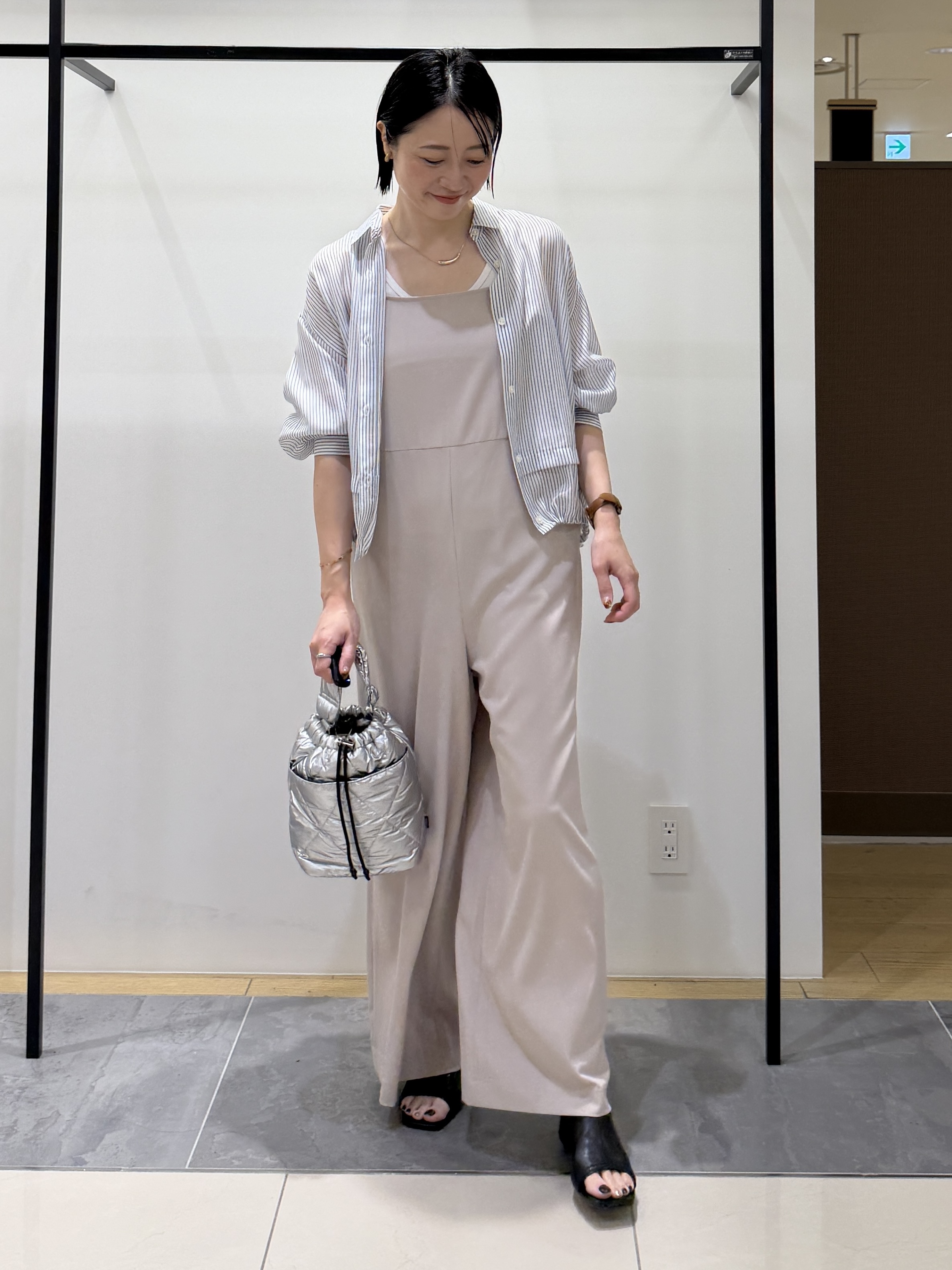 shihoさんの「INDIVI｜【接触冷感／洗える／2WAY】ドロスト付 シアーシャンブレーシャツ」を使ったコーディネート