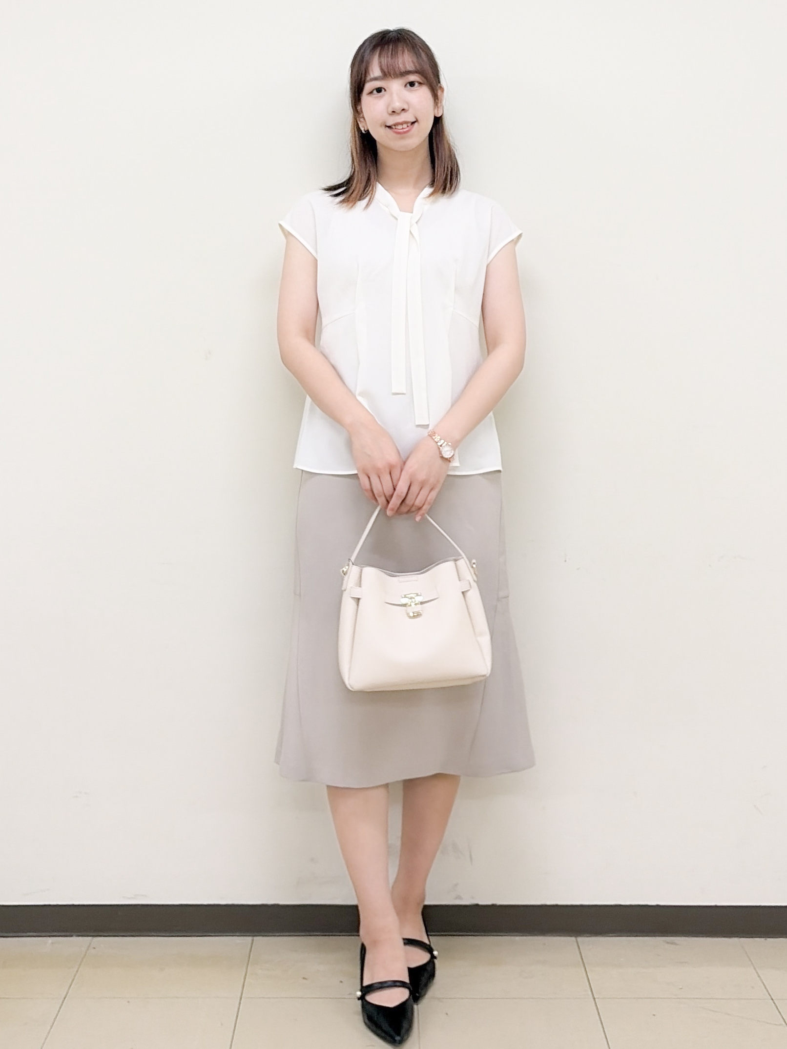 yurinaさんの「index｜【接触冷感／防シワ】ペプラムボウタイブラウス《洗濯機OK／ストレッチ》」を使ったコーディネート