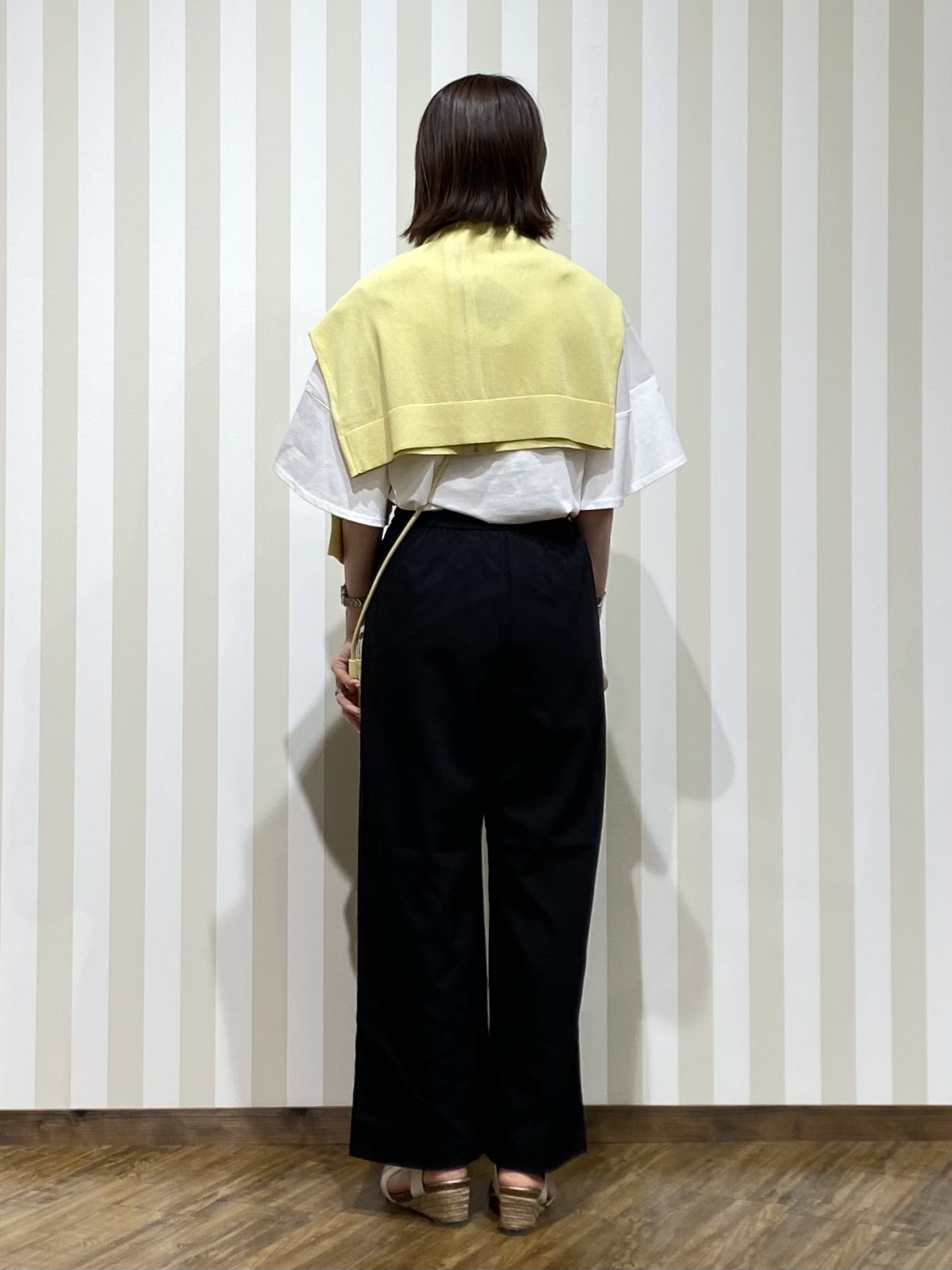 SAOさんの「SHOO･LA･RUE｜【ひんやり/S-LL/体型カバー】フレアスリーブで二の腕を自然にカバー 浅VネックTシャツ」を使ったコーディネート