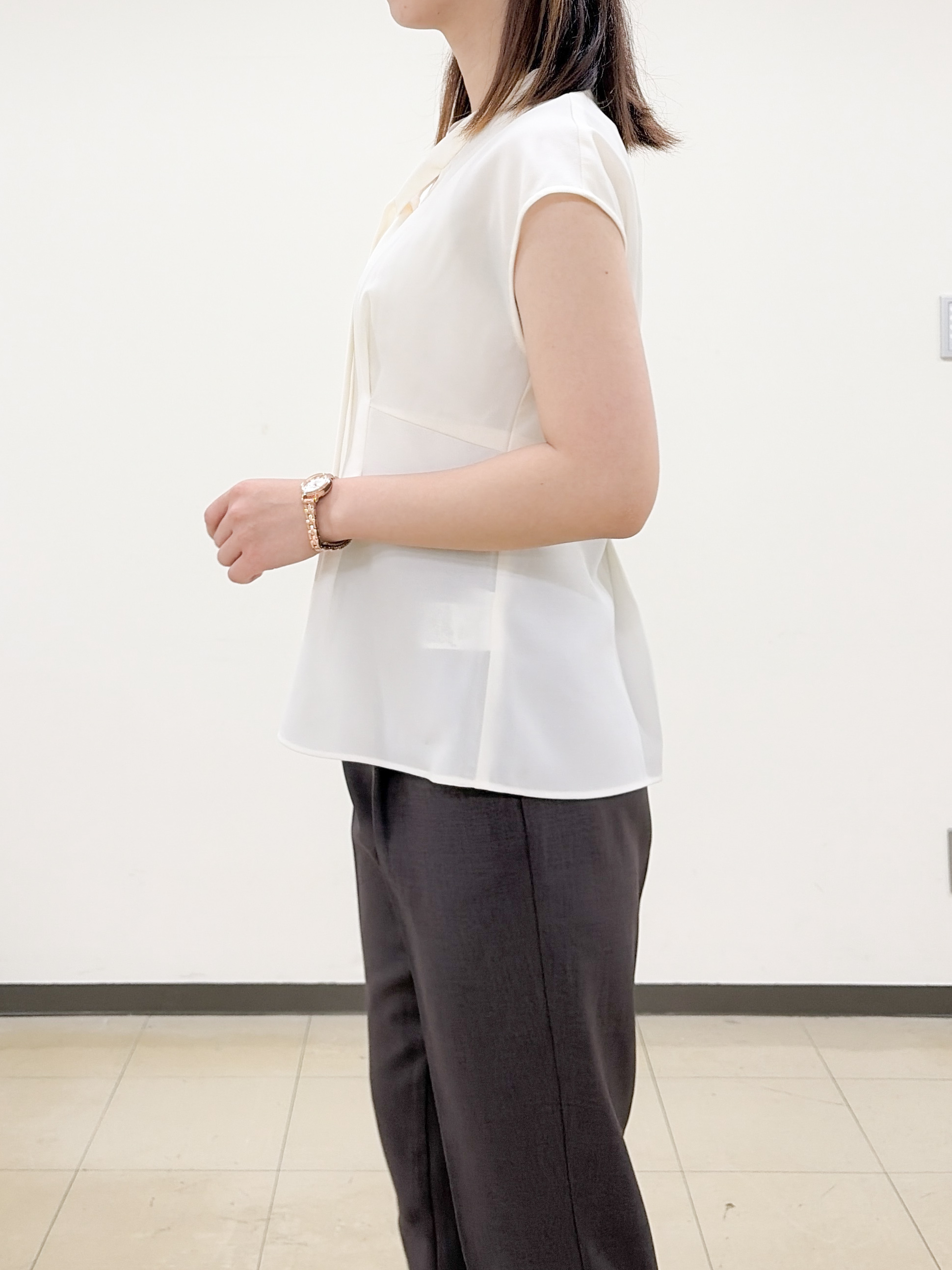 yurinaさんの「index｜【接触冷感／防シワ】ペプラムボウタイブラウス《洗濯機OK／ストレッチ》」を使ったコーディネート