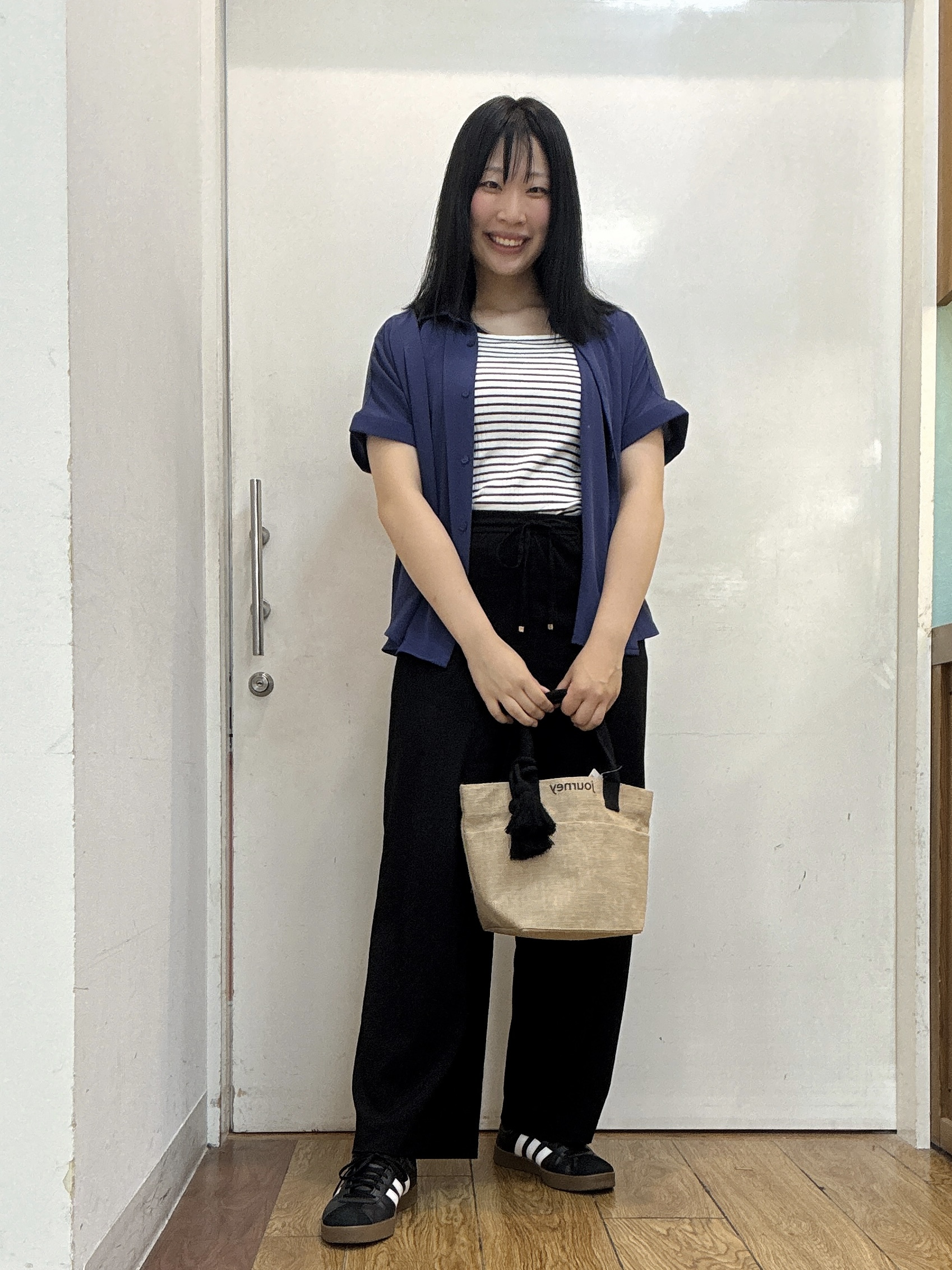 Karinさんの「SHOO･LA･RUE｜【ひんやり/洗濯後しわになりにくい/S-LL】着るだけでこなれ見え 二の腕も隠せるデザイン半袖シャツ」を使ったコーディネート