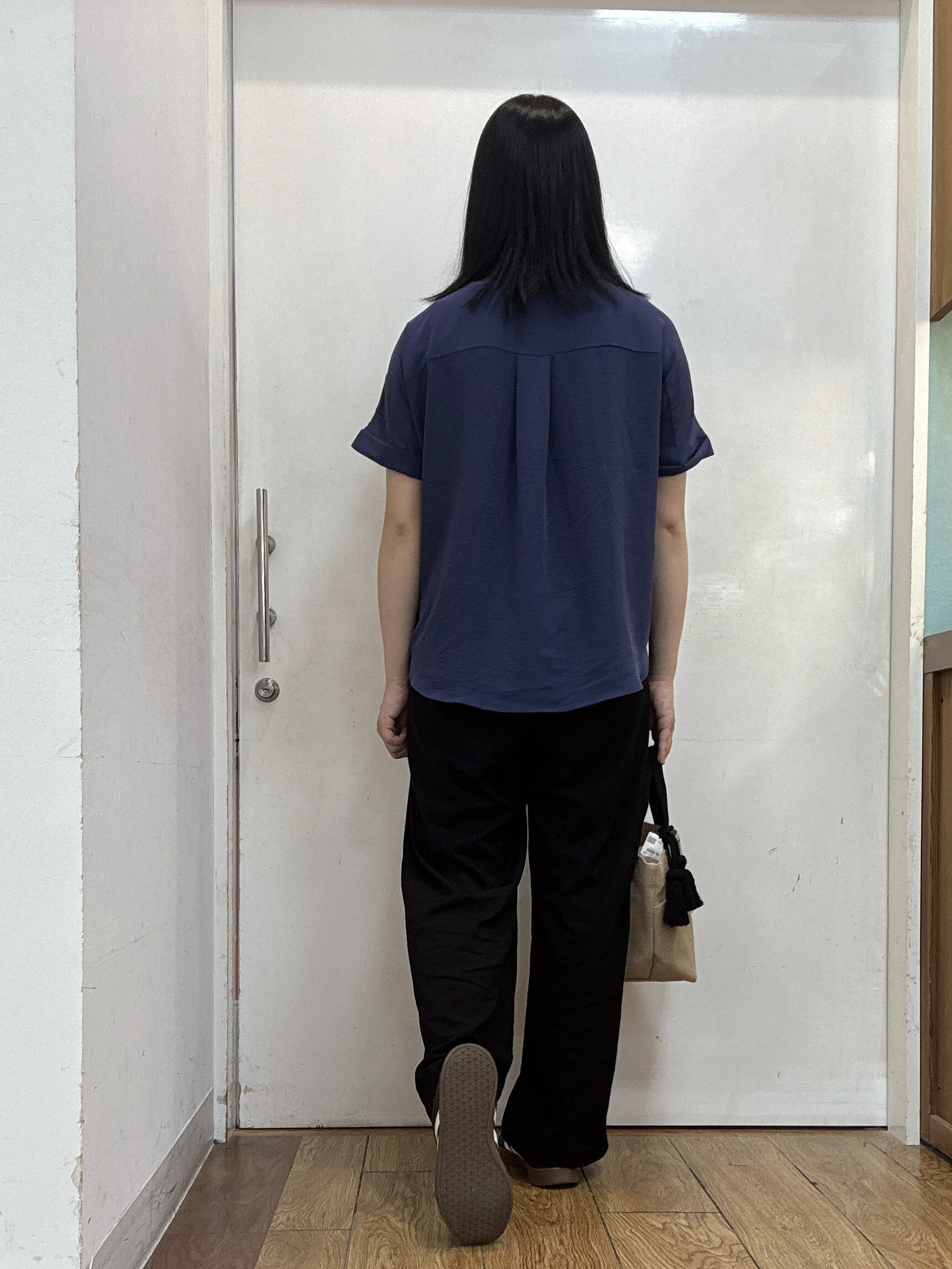 Karinさんの「SHOO･LA･RUE｜【ひんやり/洗濯後しわになりにくい/S-LL】着るだけでこなれ見え 二の腕も隠せるデザイン半袖シャツ」を使ったコーディネート