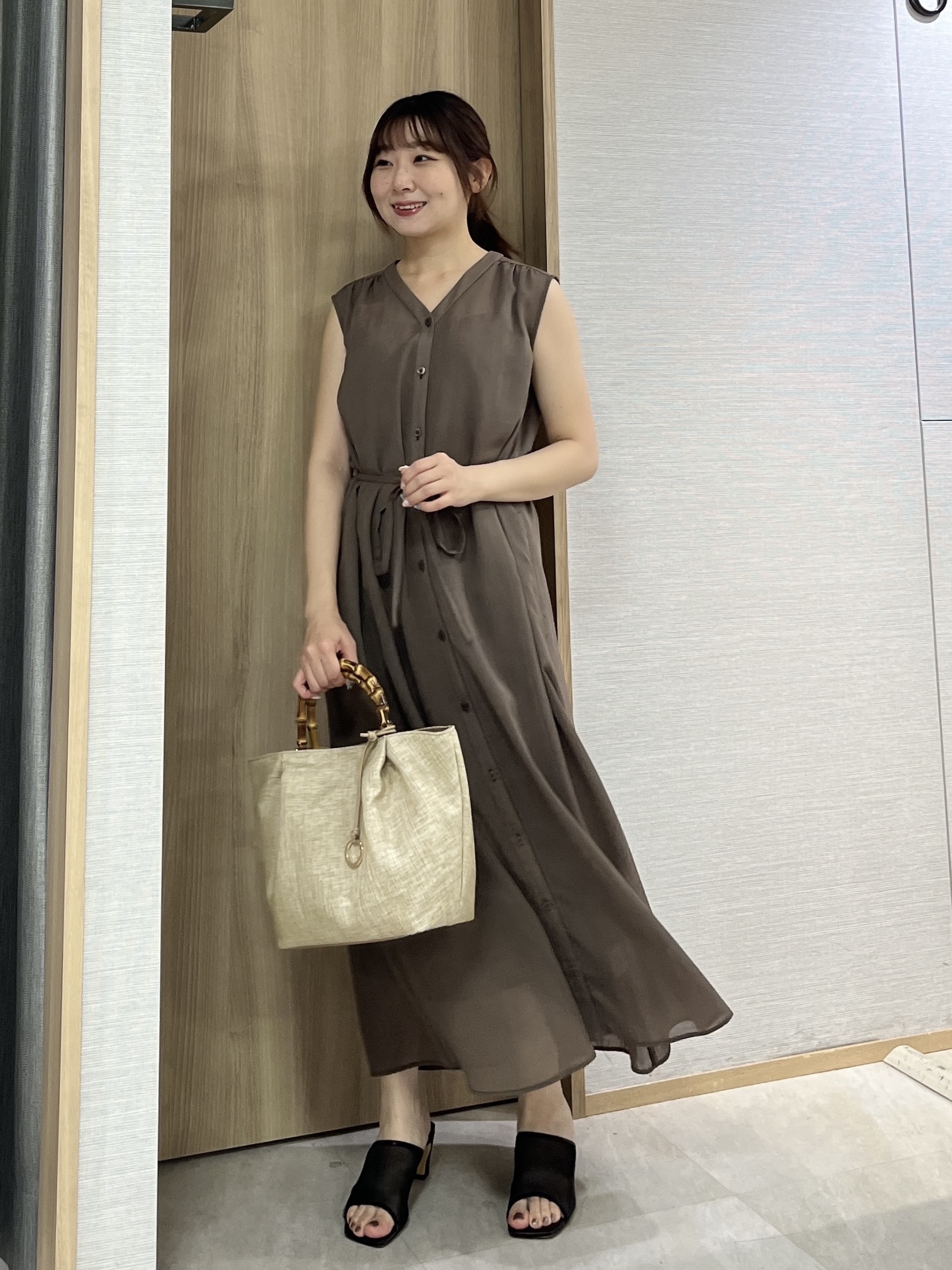KAHOさんの「UNTITLED｜【通気性/前開きボタン】シアーVネックワンピース」を使ったコーディネート