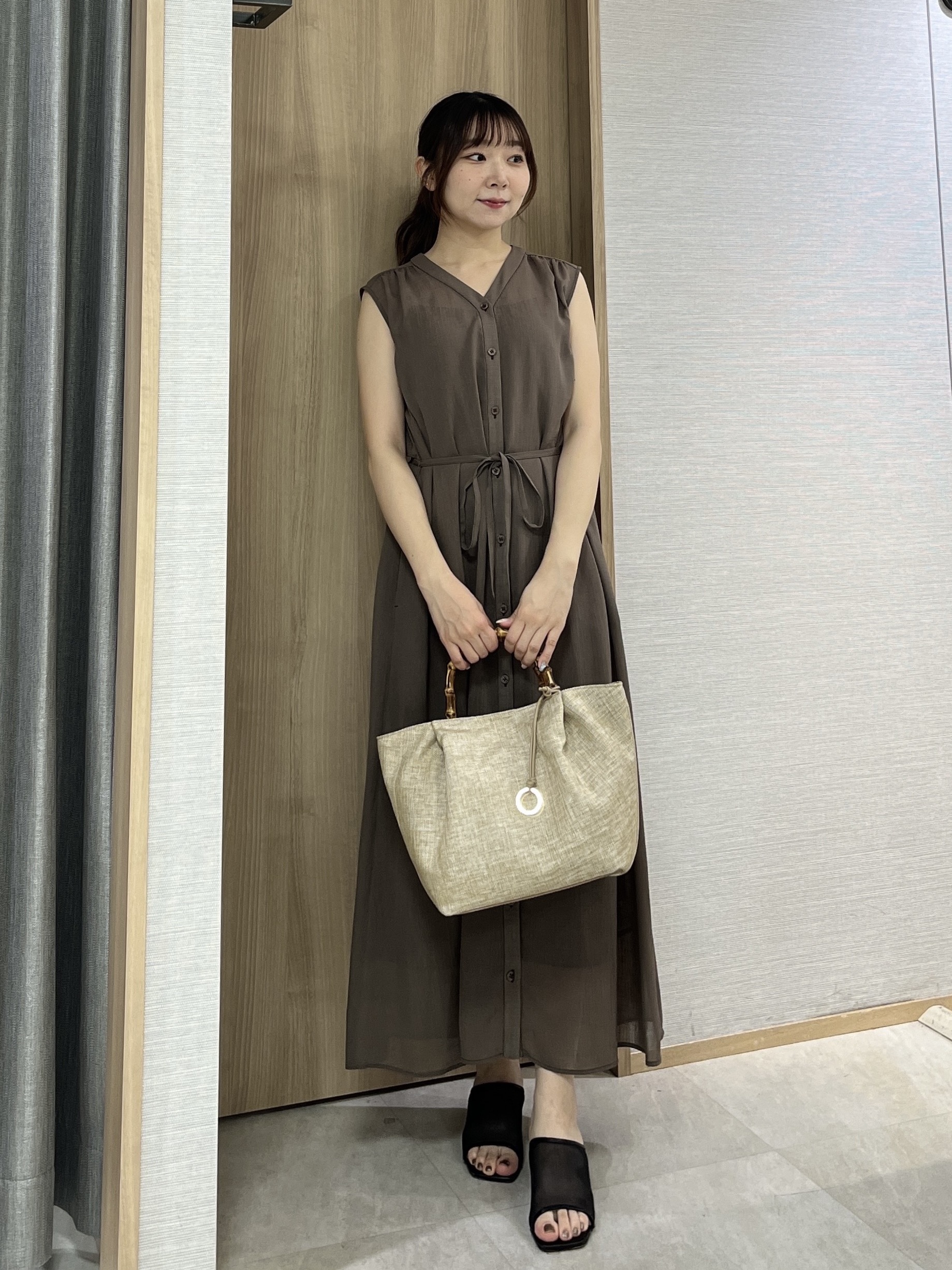 KAHOさんの「UNTITLED｜【通気性/前開きボタン】シアーVネックワンピース」を使ったコーディネート