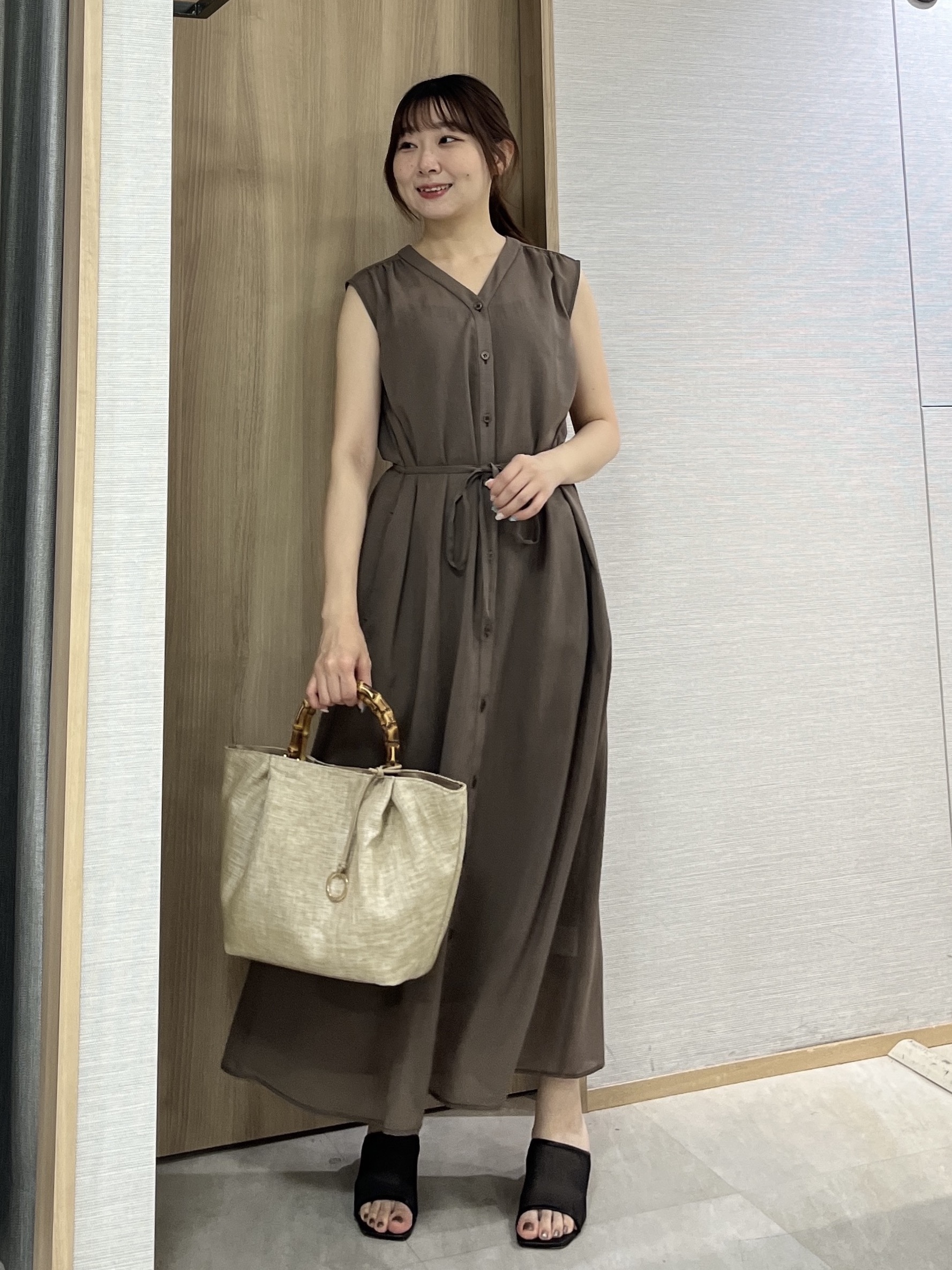 KAHOさんの「UNTITLED｜【通気性/前開きボタン】シアーVネックワンピース」を使ったコーディネート