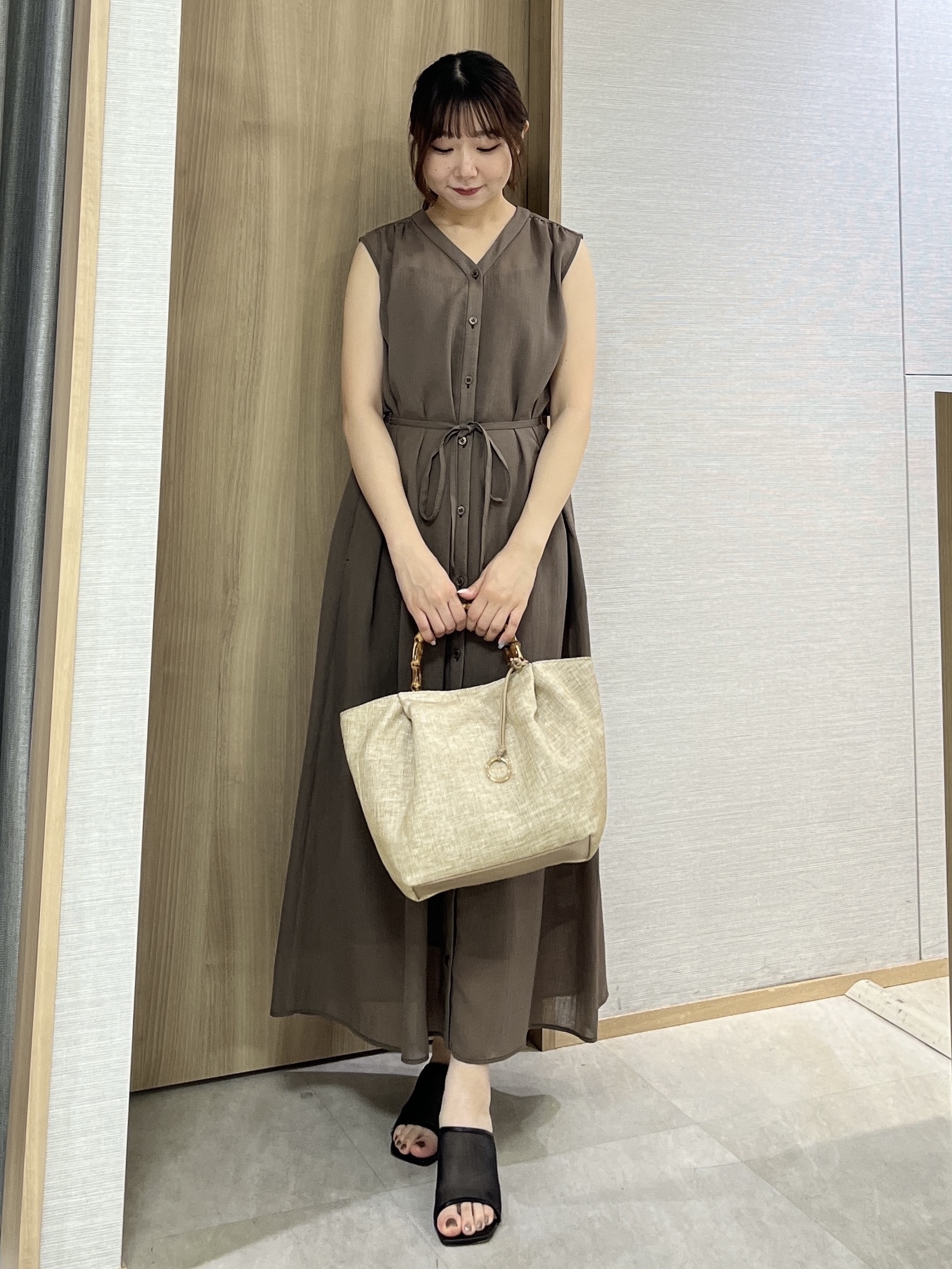 KAHOさんの「UNTITLED｜【通気性/前開きボタン】シアーVネックワンピース」を使ったコーディネート