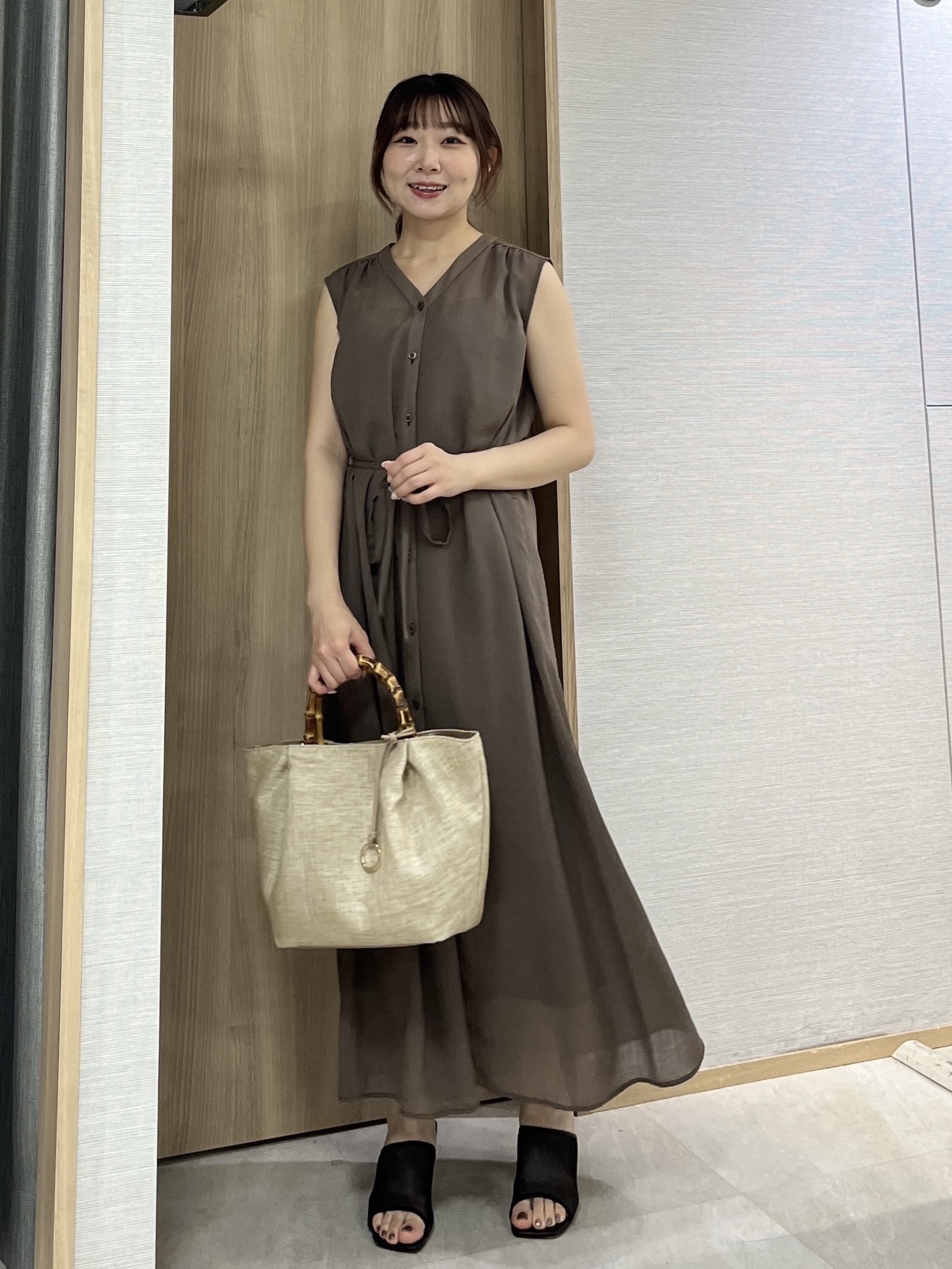 KAHOさんの「UNTITLED｜【通気性/前開きボタン】シアーVネックワンピース」を使ったコーディネート