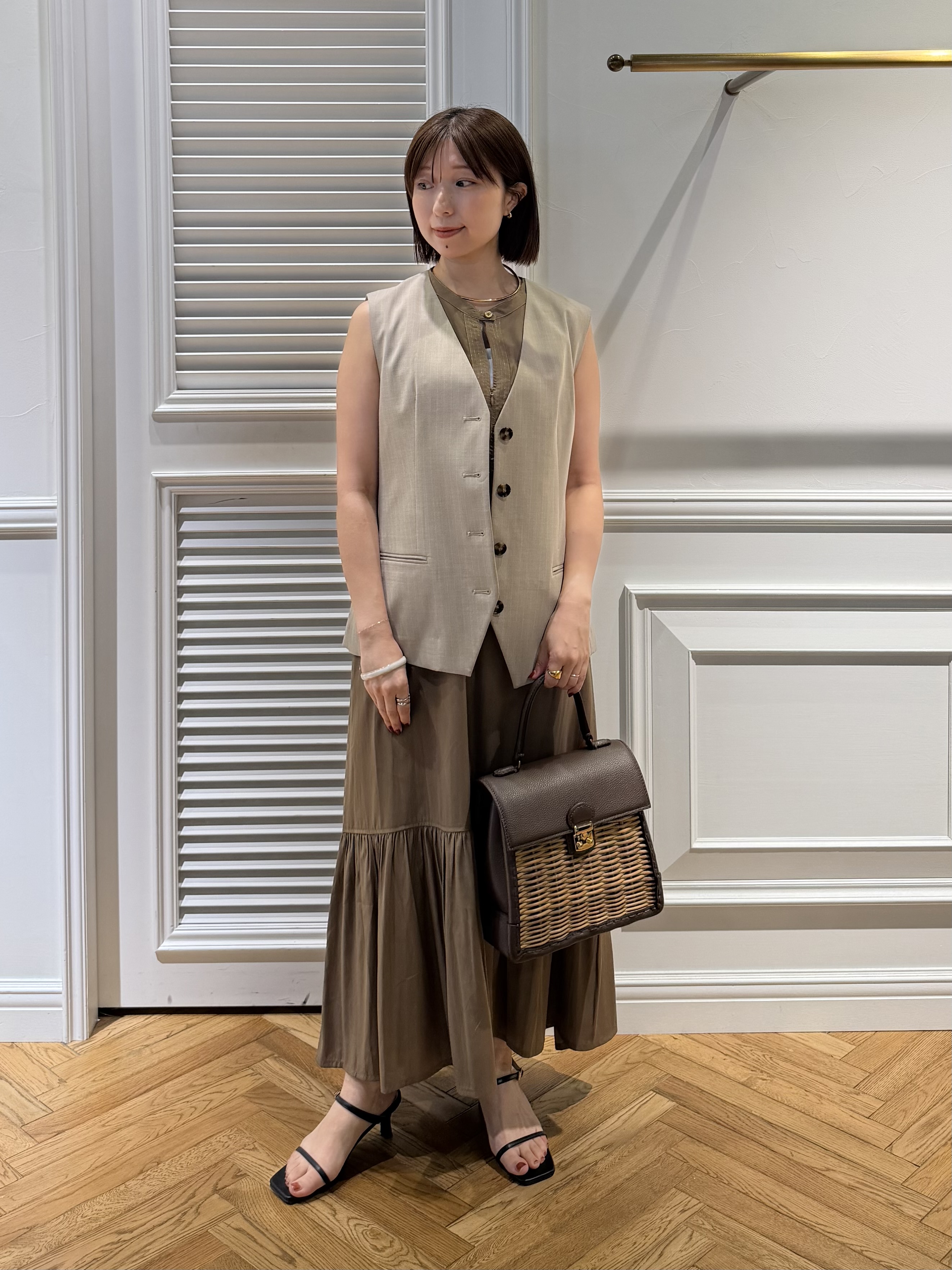 つじ まこさんの「DRESSTERIOR｜ノースリーブギャザーヘムワンピース」を使ったコーディネート