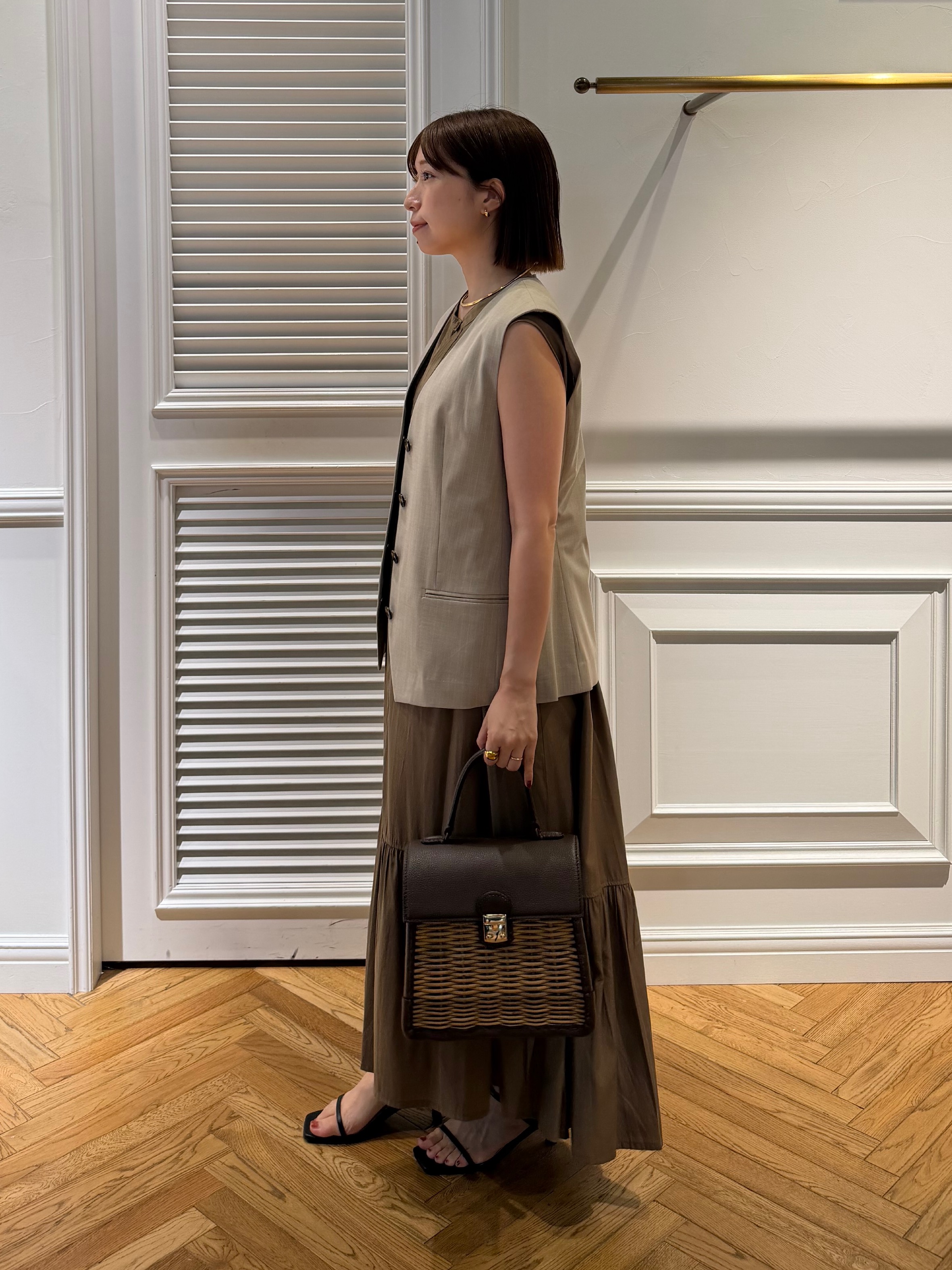 つじ まこさんの「DRESSTERIOR｜ノースリーブギャザーヘムワンピース」を使ったコーディネート