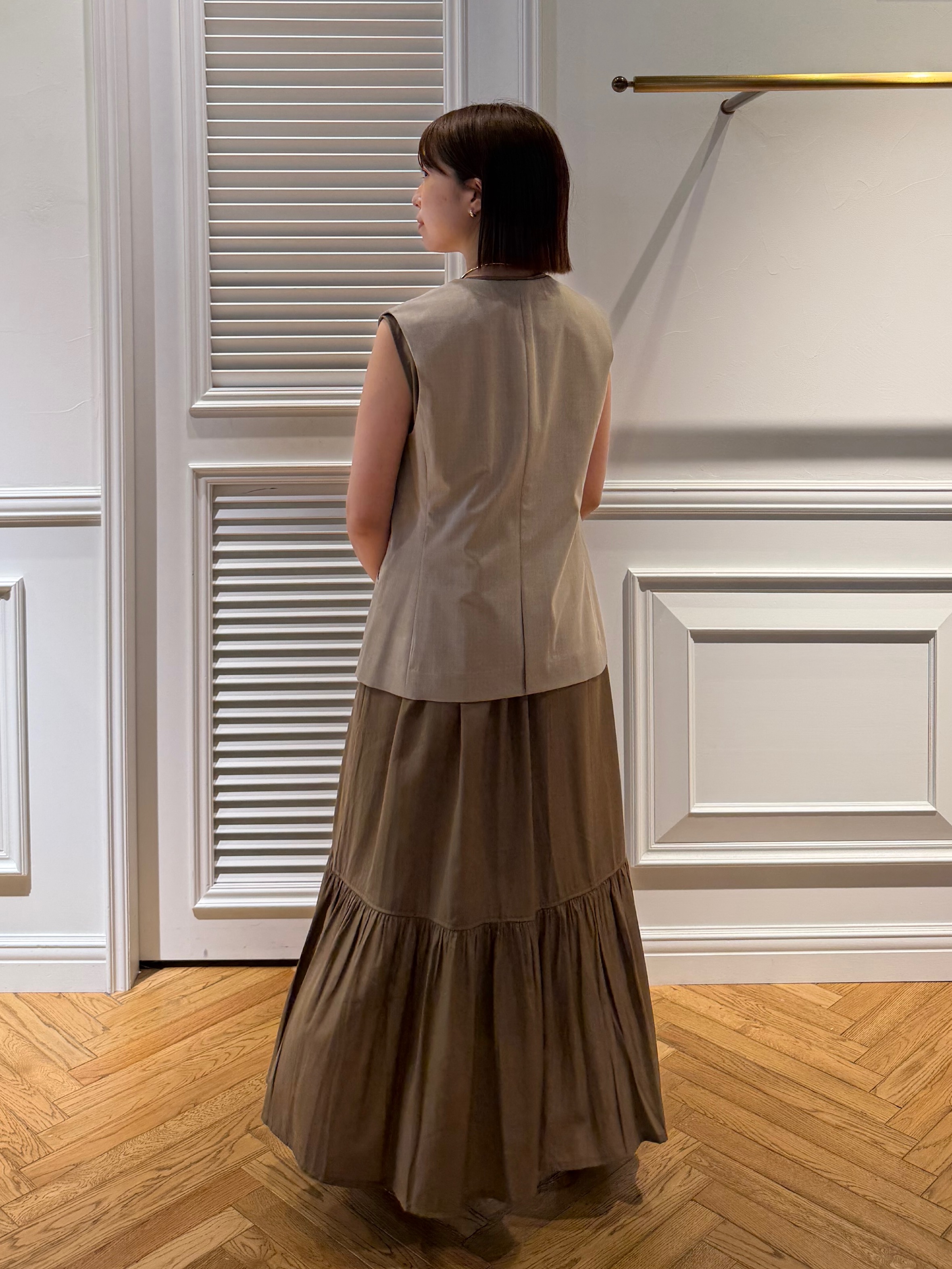 つじ まこさんの「DRESSTERIOR｜ノースリーブギャザーヘムワンピース」を使ったコーディネート