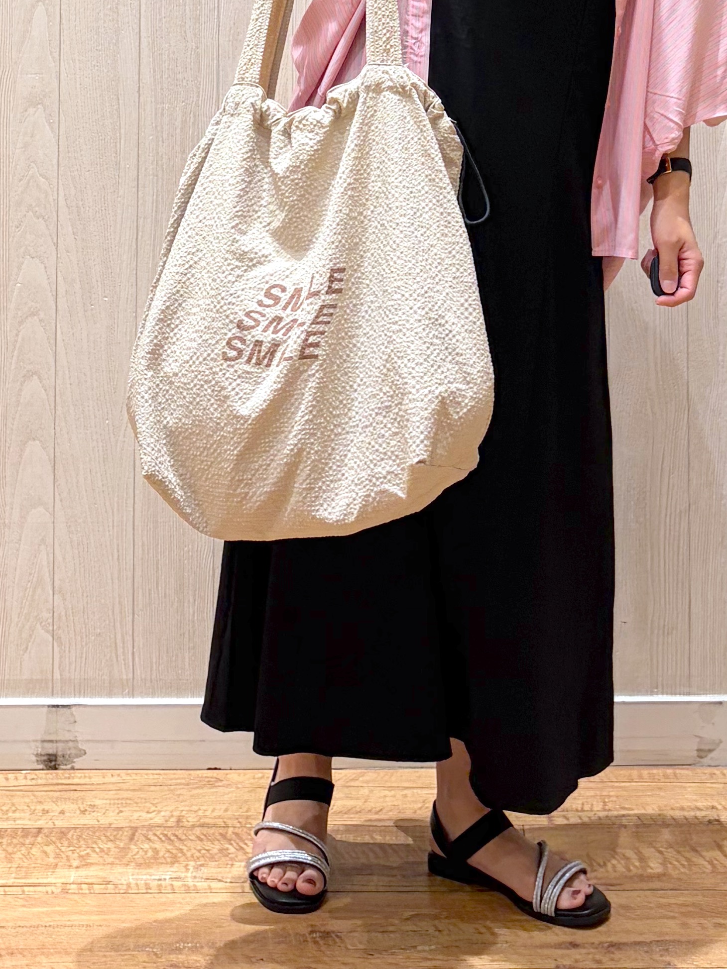 shirayuuuさんの「SHOO･LA･RUE｜【ひんやり/洗濯機可/体型カバー】二の腕隠れる ゆるっと襟ギャザーレーヨンブラウス」を使ったコーディネート