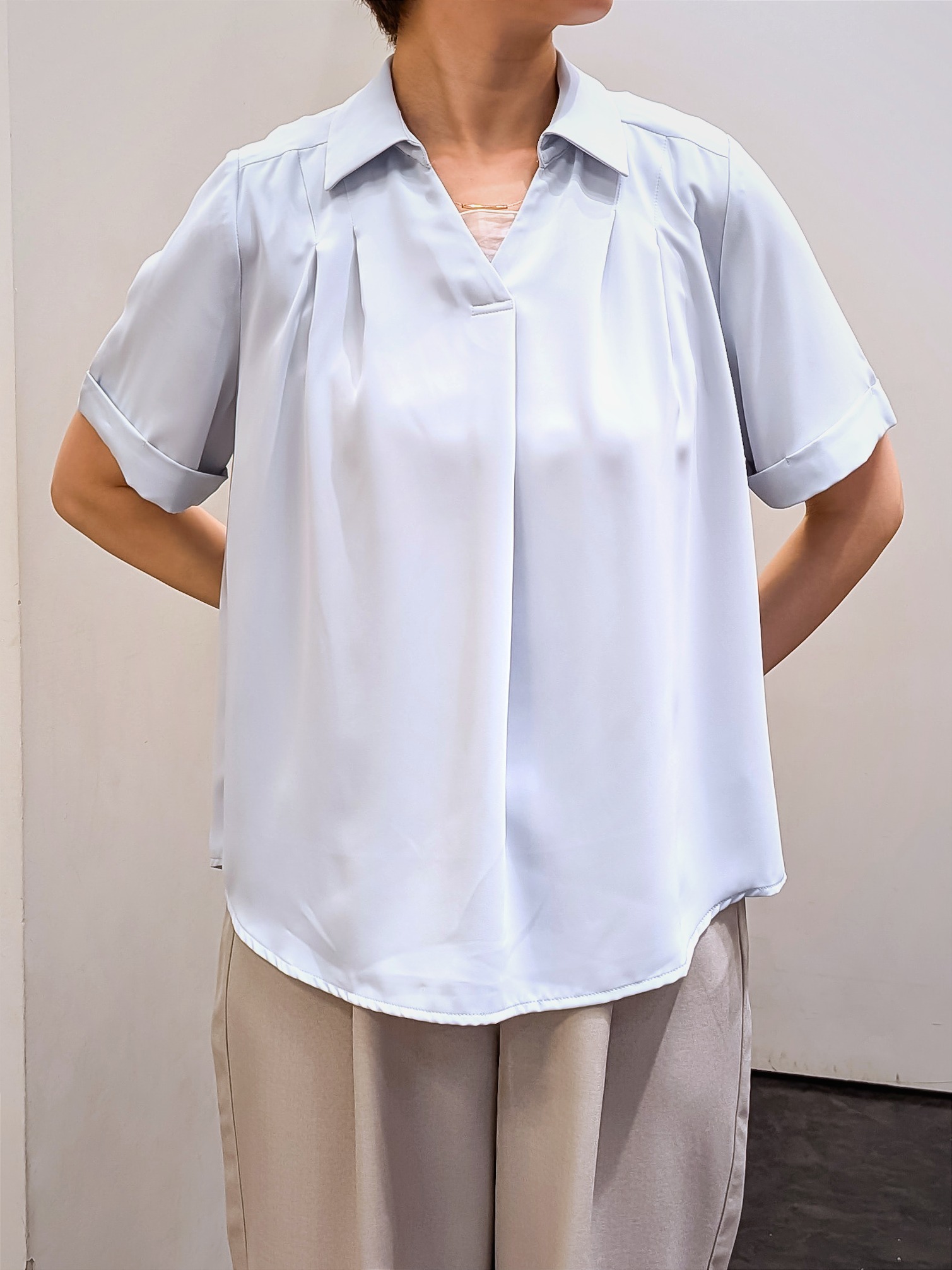 やまちゃんさんの「grove｜半袖になって再登場！【洗える】チャーム付きマルチWAYボウタイブラウス」を使ったコーディネート