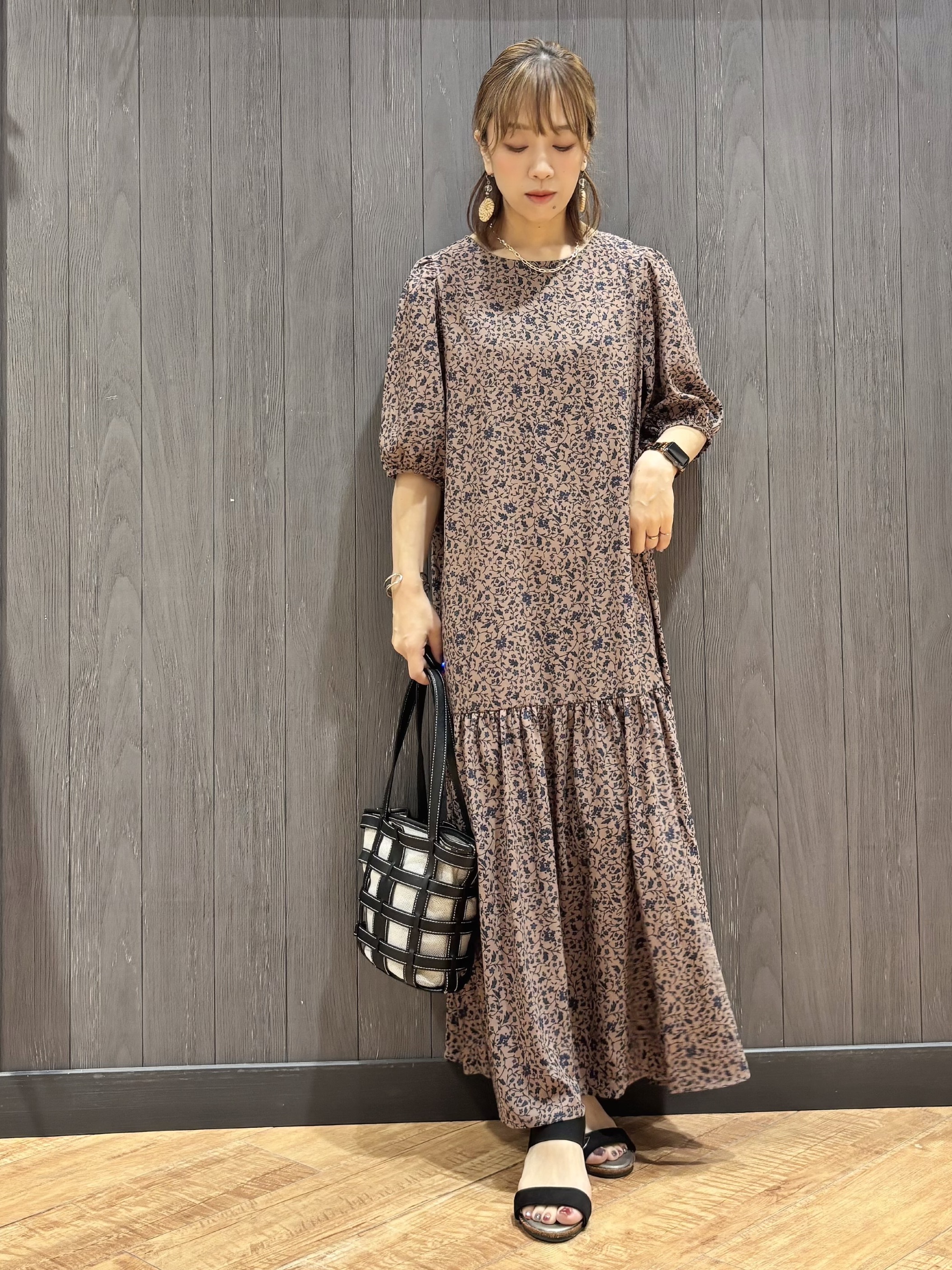 meiさんの「SHOO･LA･RUE｜花柄ティアードワンピース」を使ったコーディネート