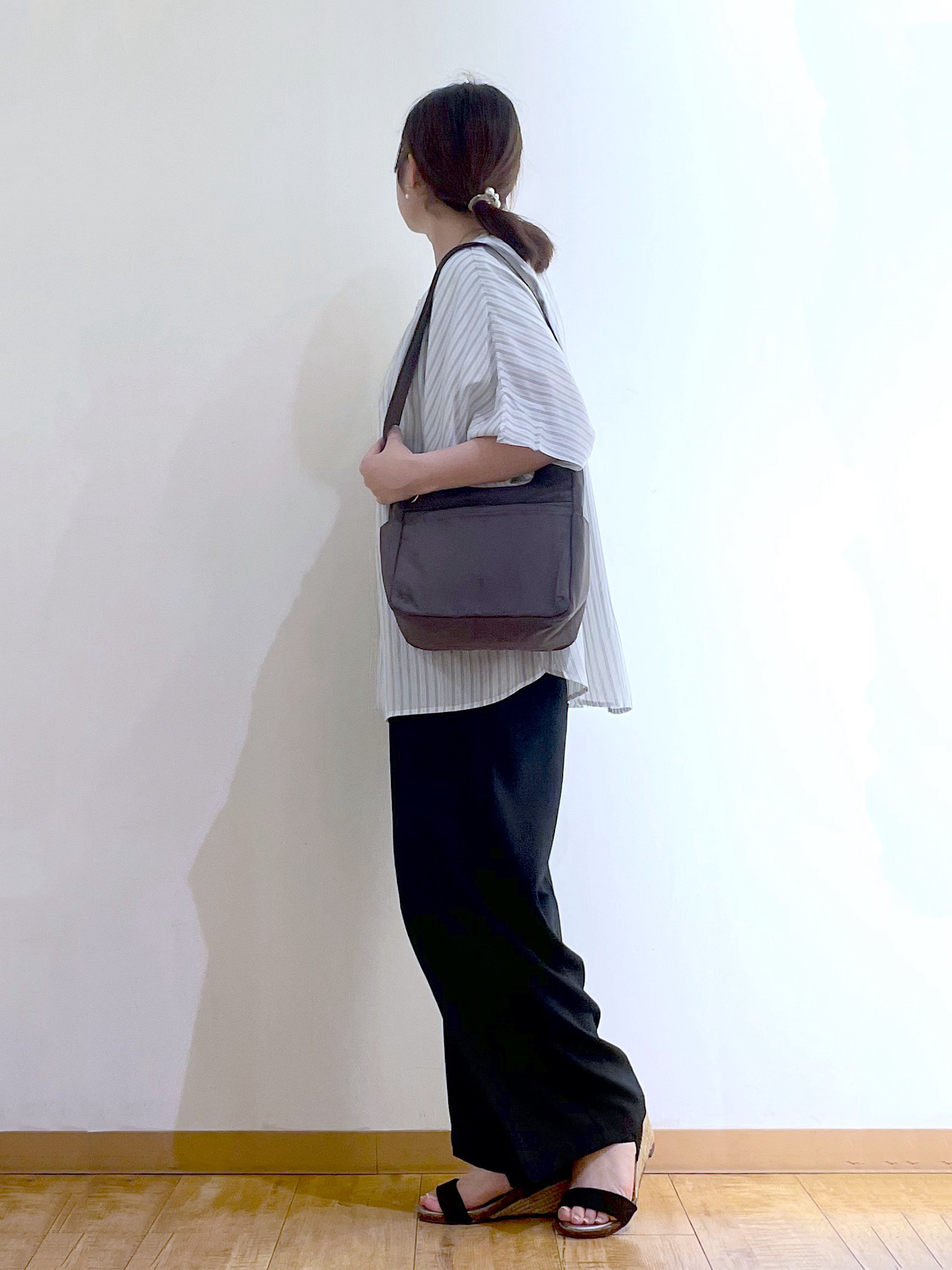 かのさんの「SHOO･LA･RUE｜【ひんやり/洗濯機可/体型カバー】二の腕隠れる ゆるっと襟ギャザーレーヨンブラウス」を使ったコーディネート