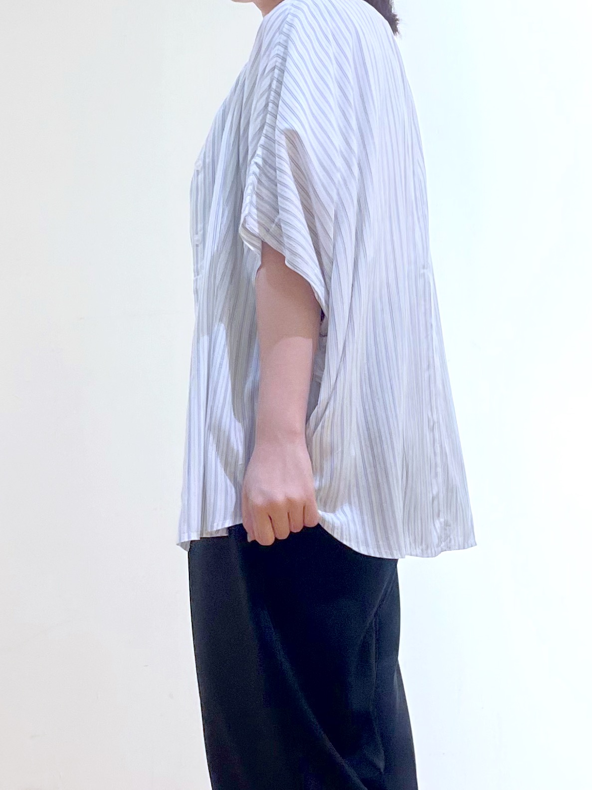 かのさんの「SHOO･LA･RUE｜【ひんやり/洗濯機可/体型カバー】二の腕隠れる ゆるっと襟ギャザーレーヨンブラウス」を使ったコーディネート