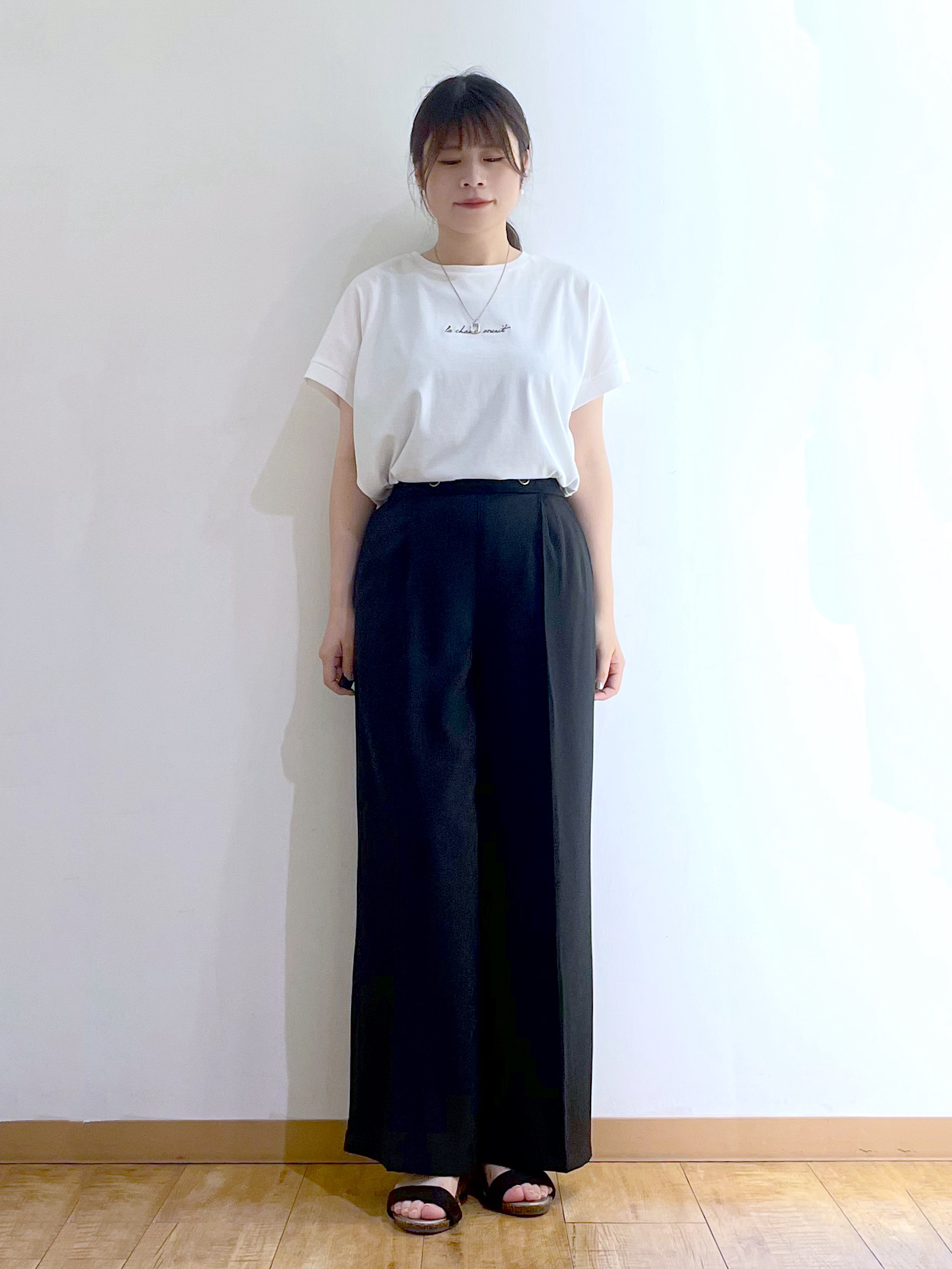 かのさんの「SHOO･LA･RUE｜【ひんやり/洗濯機可/体型カバー】二の腕隠れる ゆるっと襟ギャザーレーヨンブラウス」を使ったコーディネート
