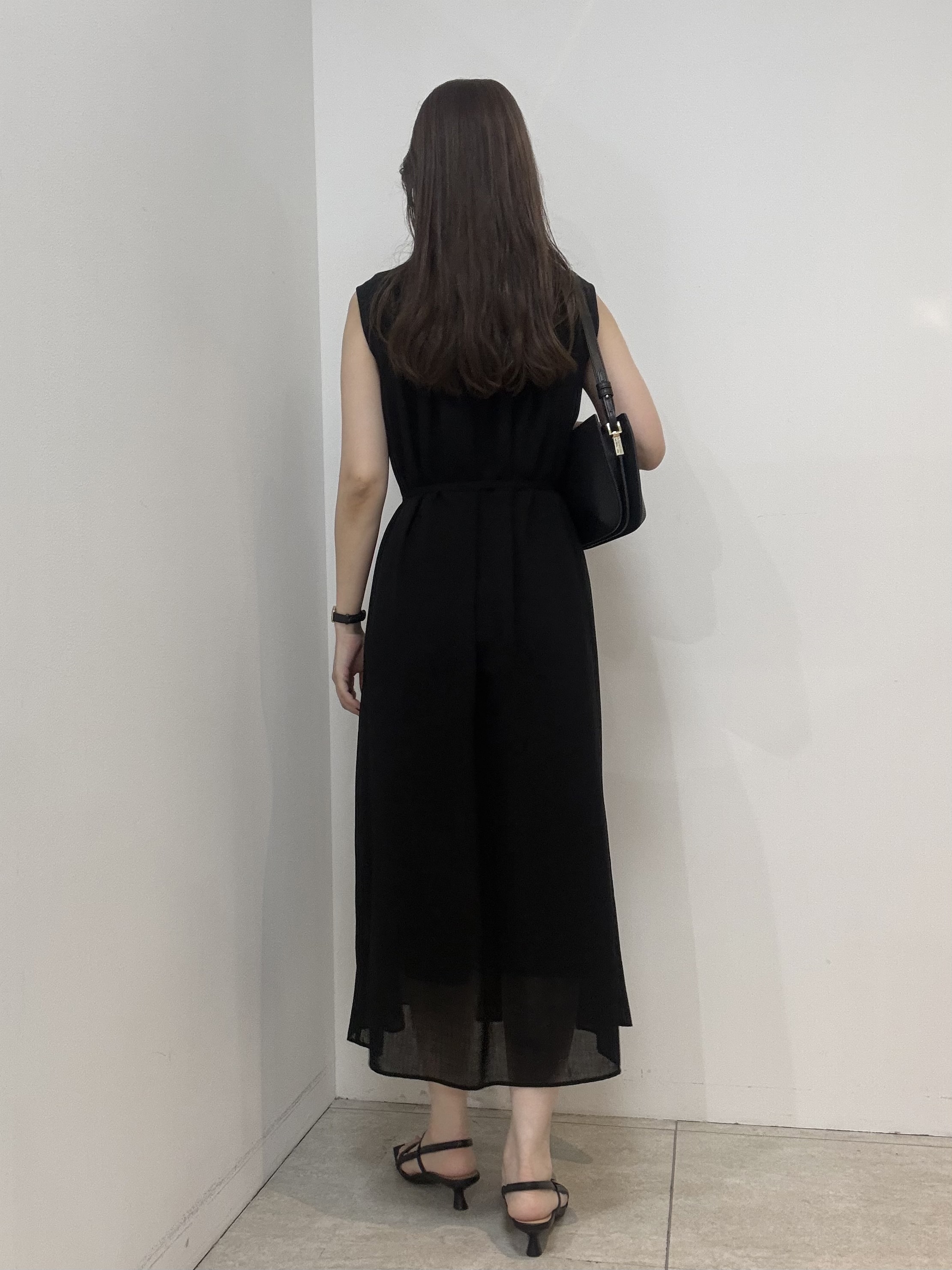 かなえさんの「UNTITLED｜【通気性/前開きボタン】シアーVネックワンピース」を使ったコーディネート