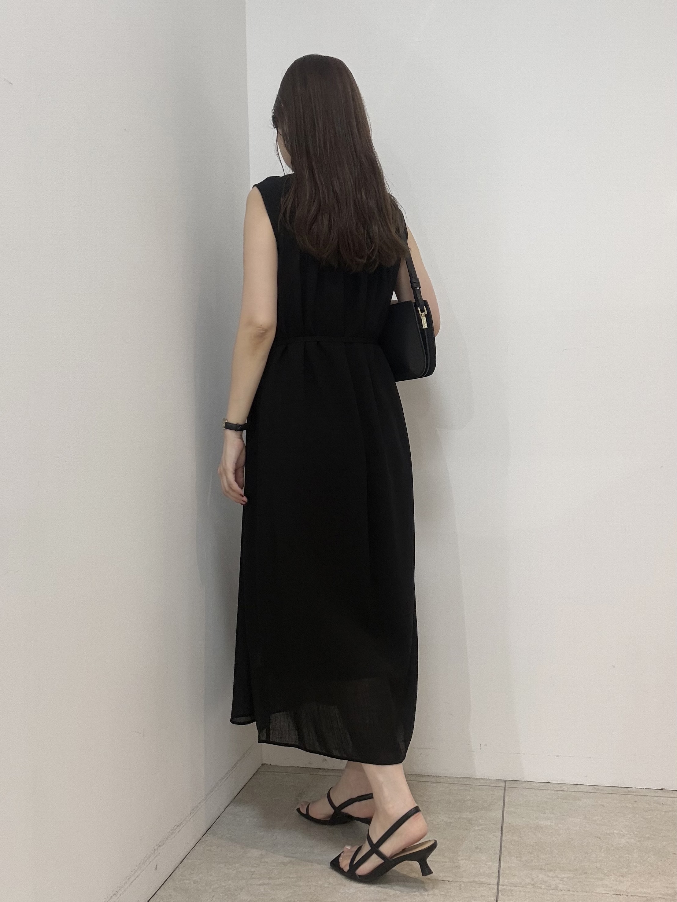 かなえさんの「UNTITLED｜【通気性/前開きボタン】シアーVネックワンピース」を使ったコーディネート