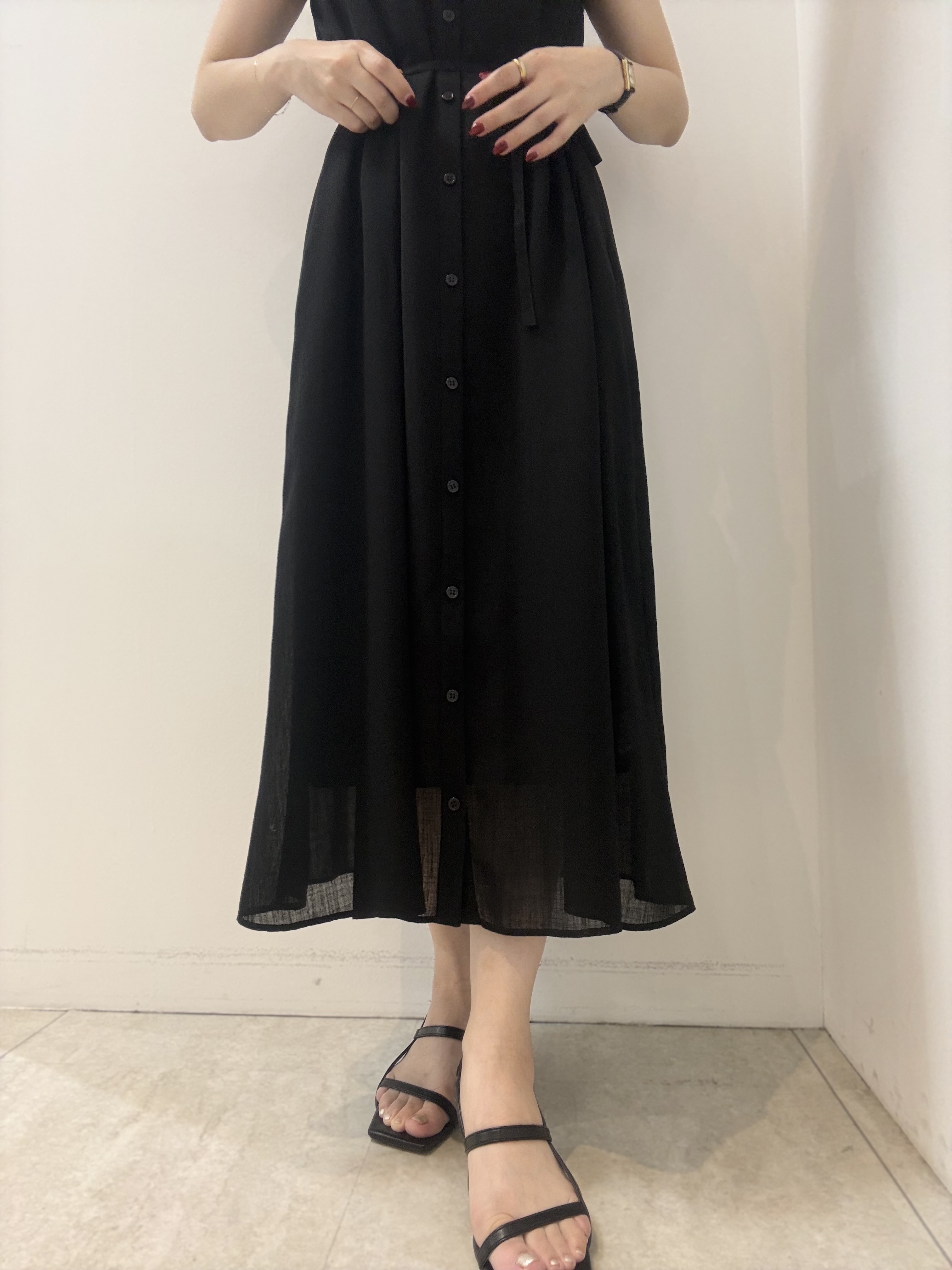 かなえさんの「UNTITLED｜【通気性/前開きボタン】シアーVネックワンピース」を使ったコーディネート