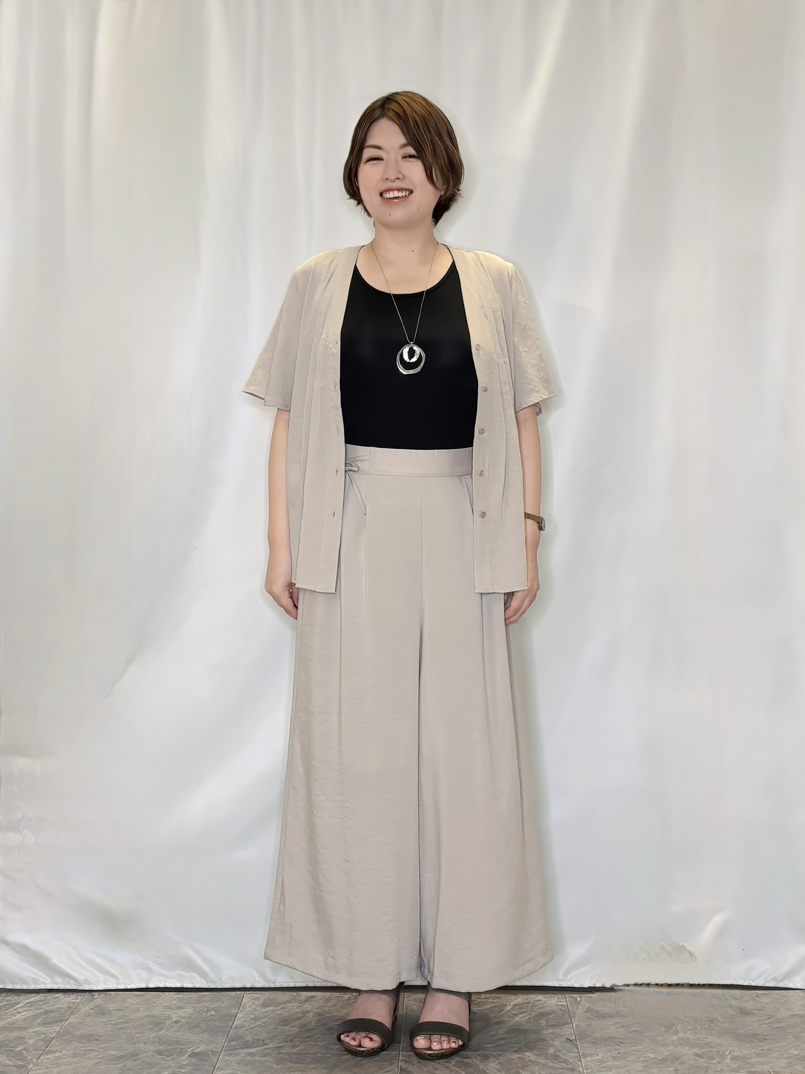 たみさんの「SHOO･LA･RUE｜【セットアップ可/洗濯機可】サラっと着られる 麻調Ⅴネックタックブラウス」を使ったコーディネート