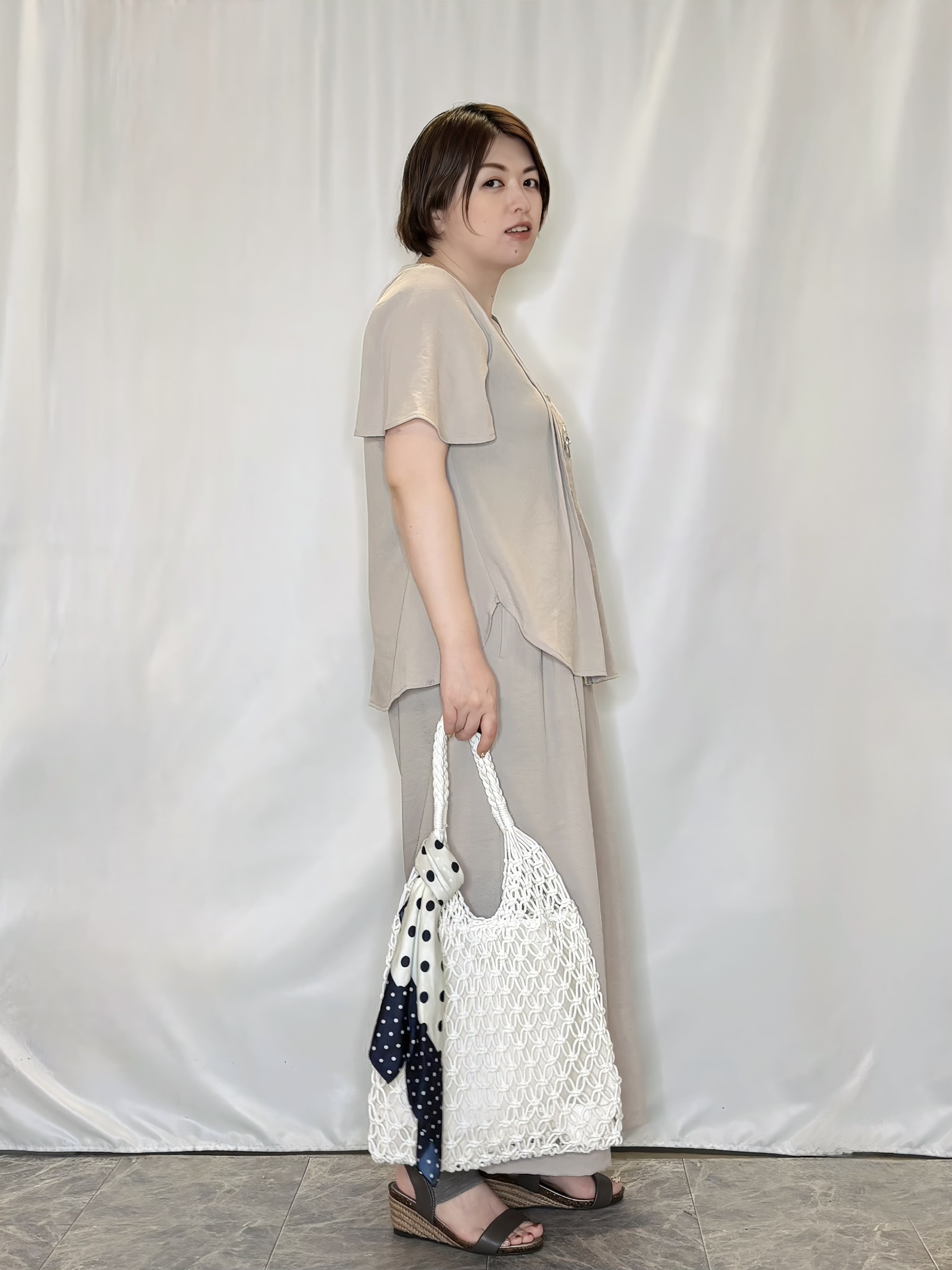 たみさんの「SHOO･LA･RUE｜【セットアップ可/洗濯機可】サラっと着られる 麻調Ⅴネックタックブラウス」を使ったコーディネート