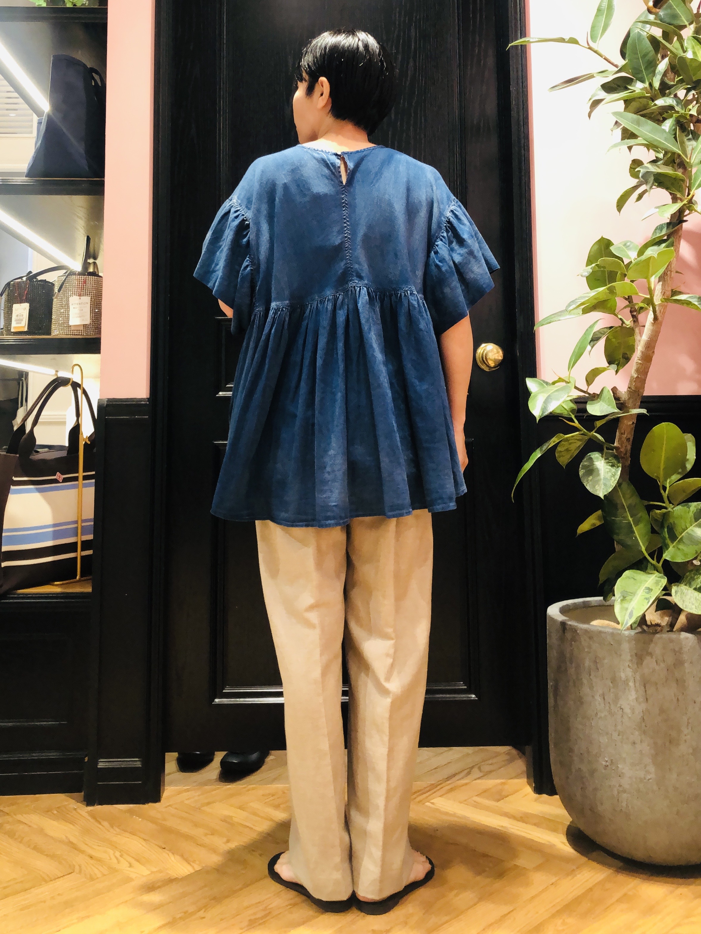 OGATAさんの「DRESSTERIOR｜【涼しく着映え】シアーデニムAラインブラウス」を使ったコーディネート