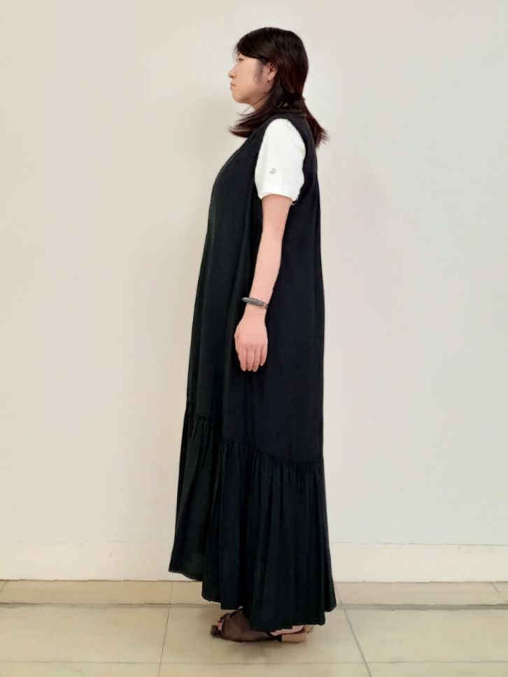 emiさんの「DRESSTERIOR｜ノースリーブギャザーヘムワンピース」を使ったコーディネート