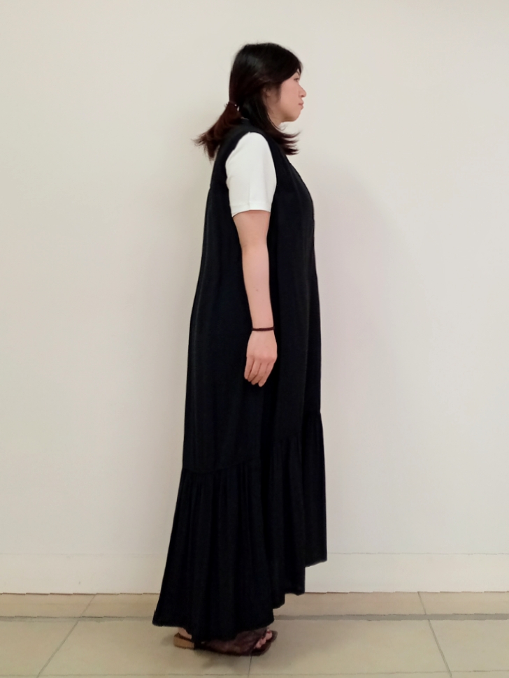 emiさんの「DRESSTERIOR｜ノースリーブギャザーヘムワンピース」を使ったコーディネート