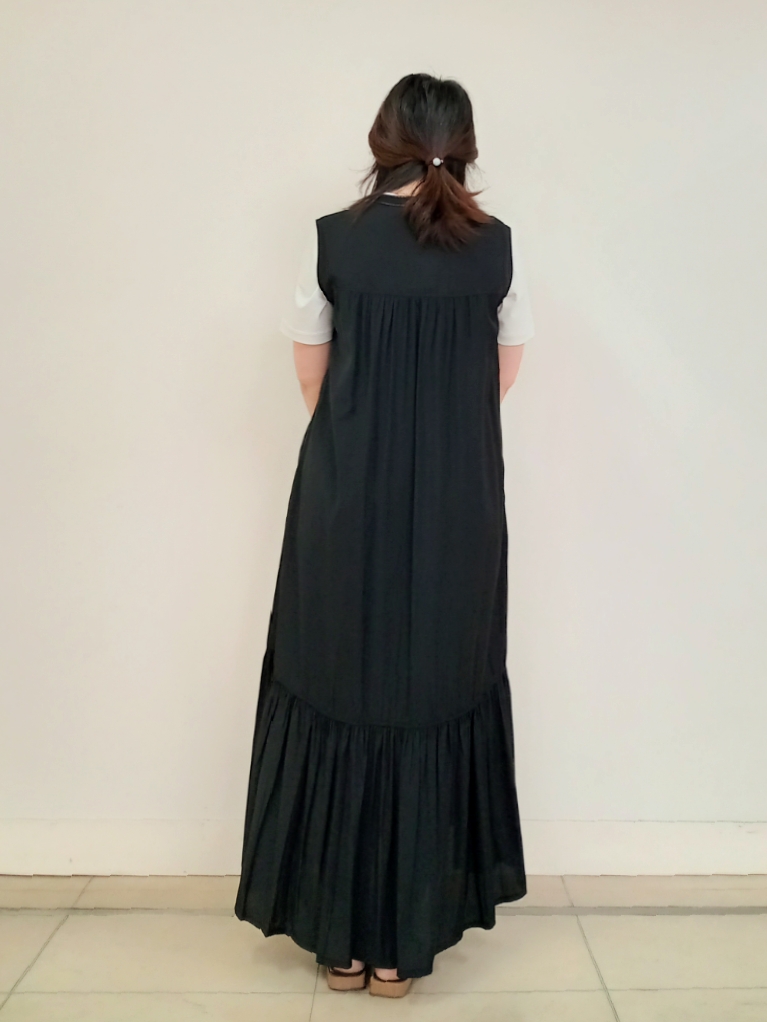 emiさんの「DRESSTERIOR｜ノースリーブギャザーヘムワンピース」を使ったコーディネート