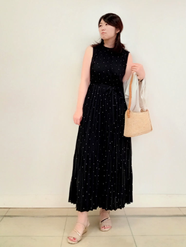 emiさんの「DRESSTERIOR｜【ウォッシャブル/2WAYシルエット】ノースリーブプリーツワンピース」を使ったコーディネート