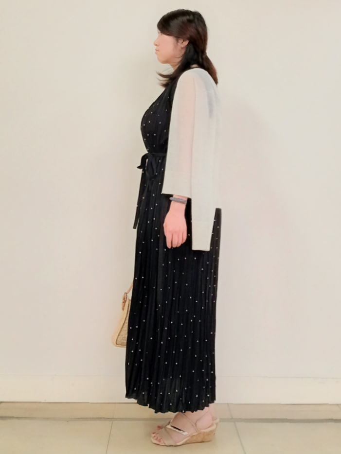 emiさんの「DRESSTERIOR｜【ウォッシャブル/2WAYシルエット】ノースリーブプリーツワンピース」を使ったコーディネート