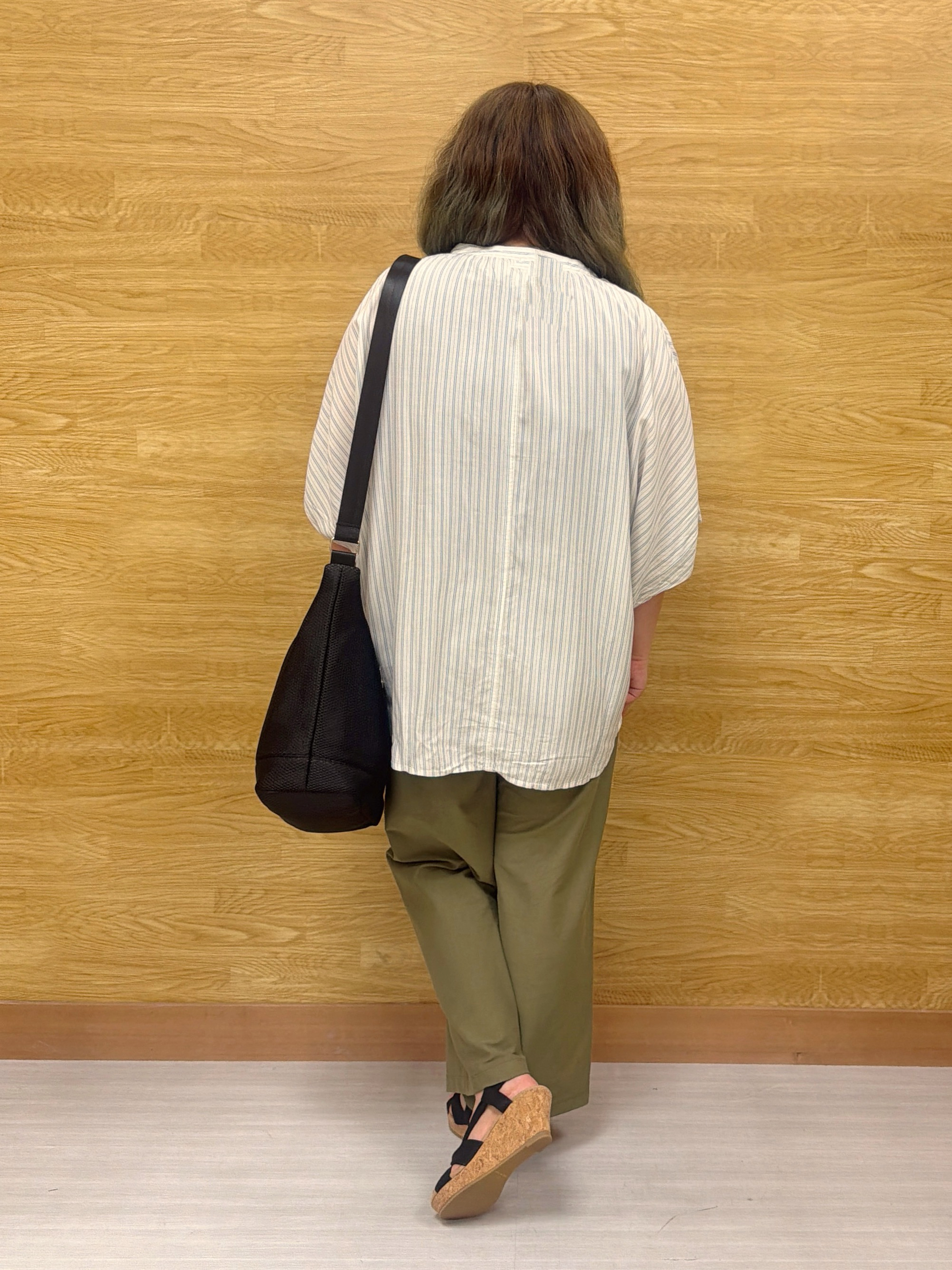 ぁむさんの「SHOO･LA･RUE｜【ひんやり/洗濯機可/体型カバー】二の腕隠れる ゆるっと襟ギャザーレーヨンブラウス」を使ったコーディネート