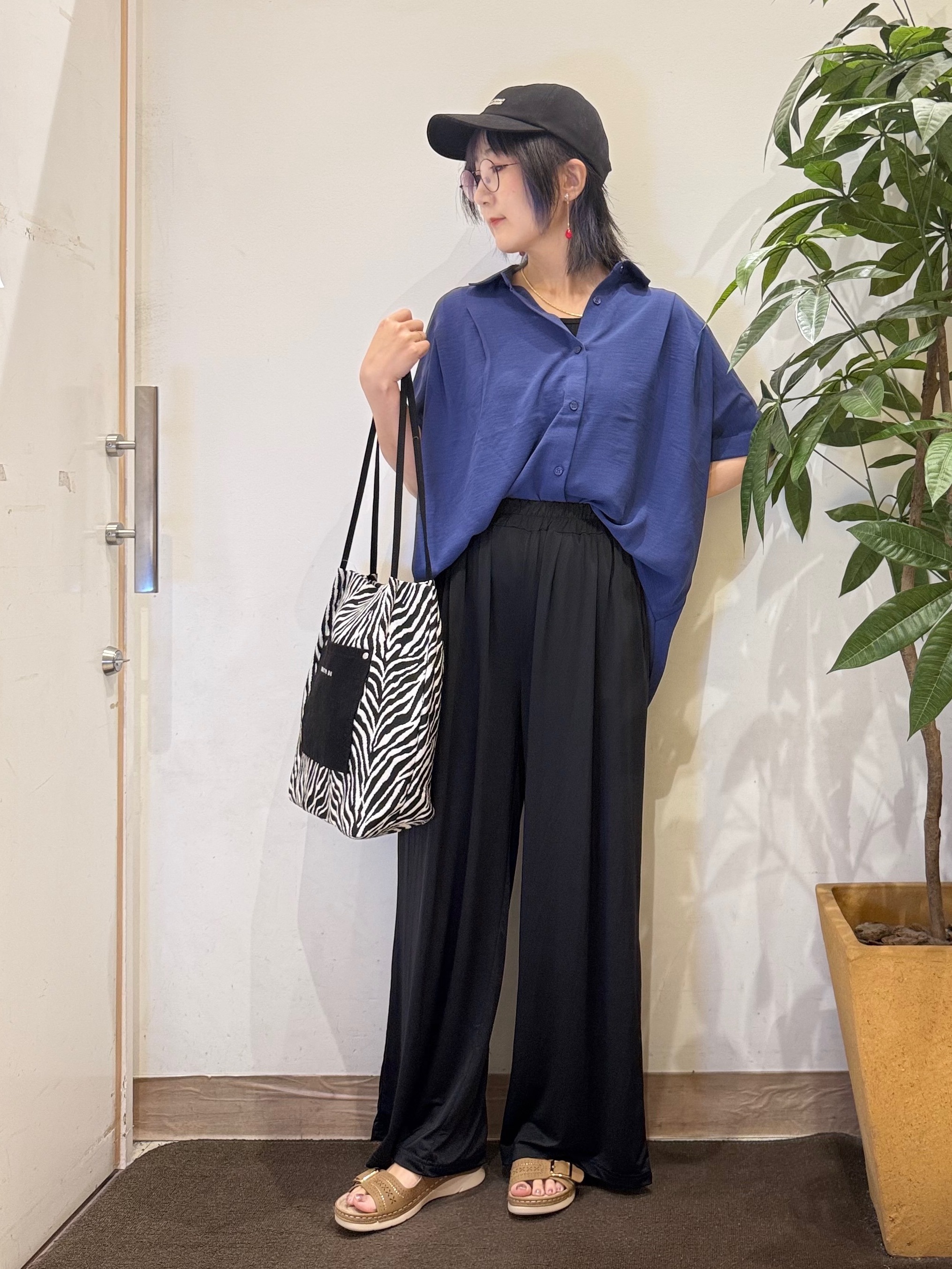 misakiさんの「SHOO･LA･RUE｜【ひんやり/洗濯後しわになりにくい/S-LL】着るだけでこなれ見え 二の腕も隠せるデザイン半袖シャツ」を使ったコーディネート