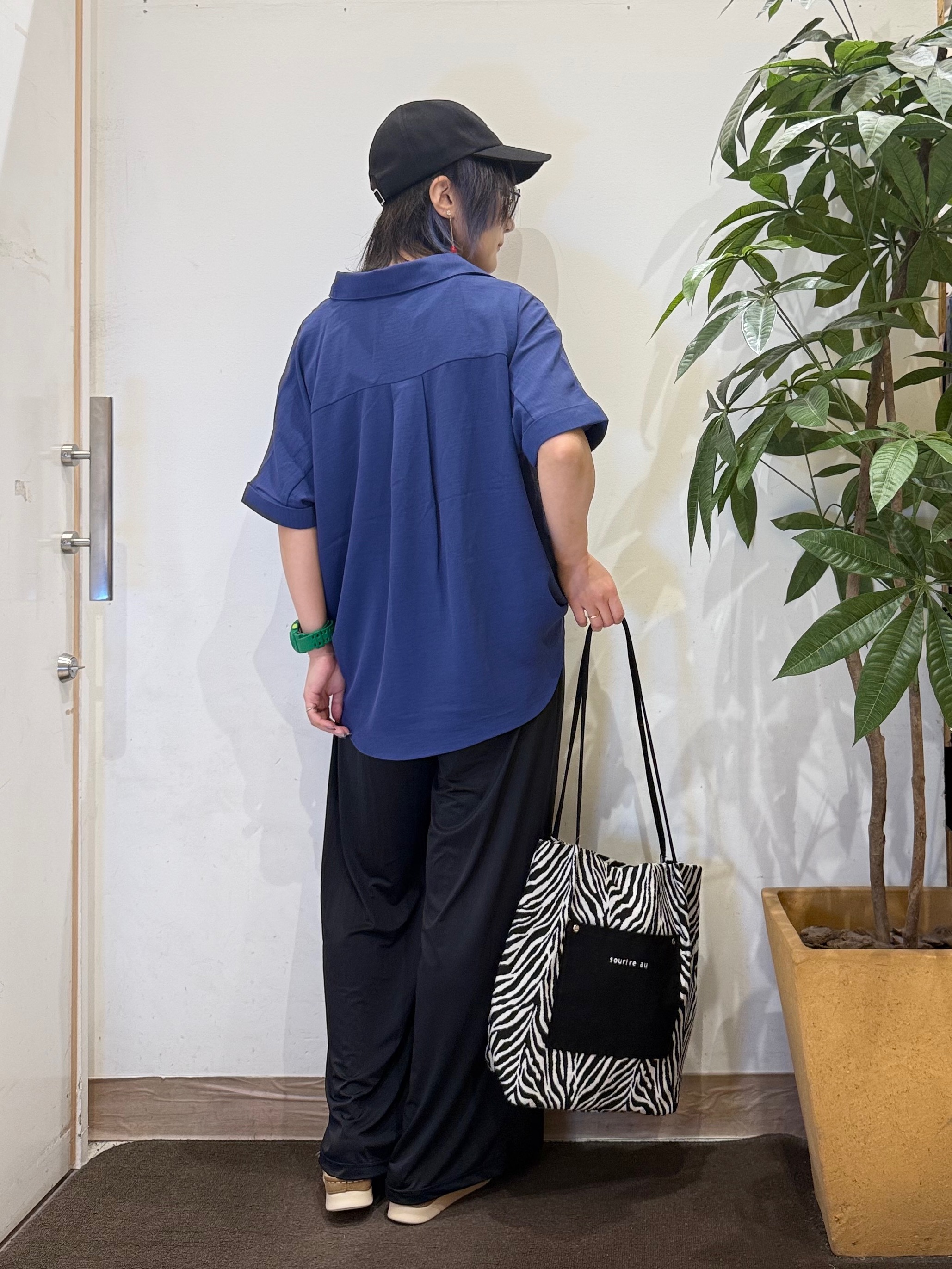 misakiさんの「SHOO･LA･RUE｜【ひんやり/洗濯後しわになりにくい/S-LL】着るだけでこなれ見え 二の腕も隠せるデザイン半袖シャツ」を使ったコーディネート