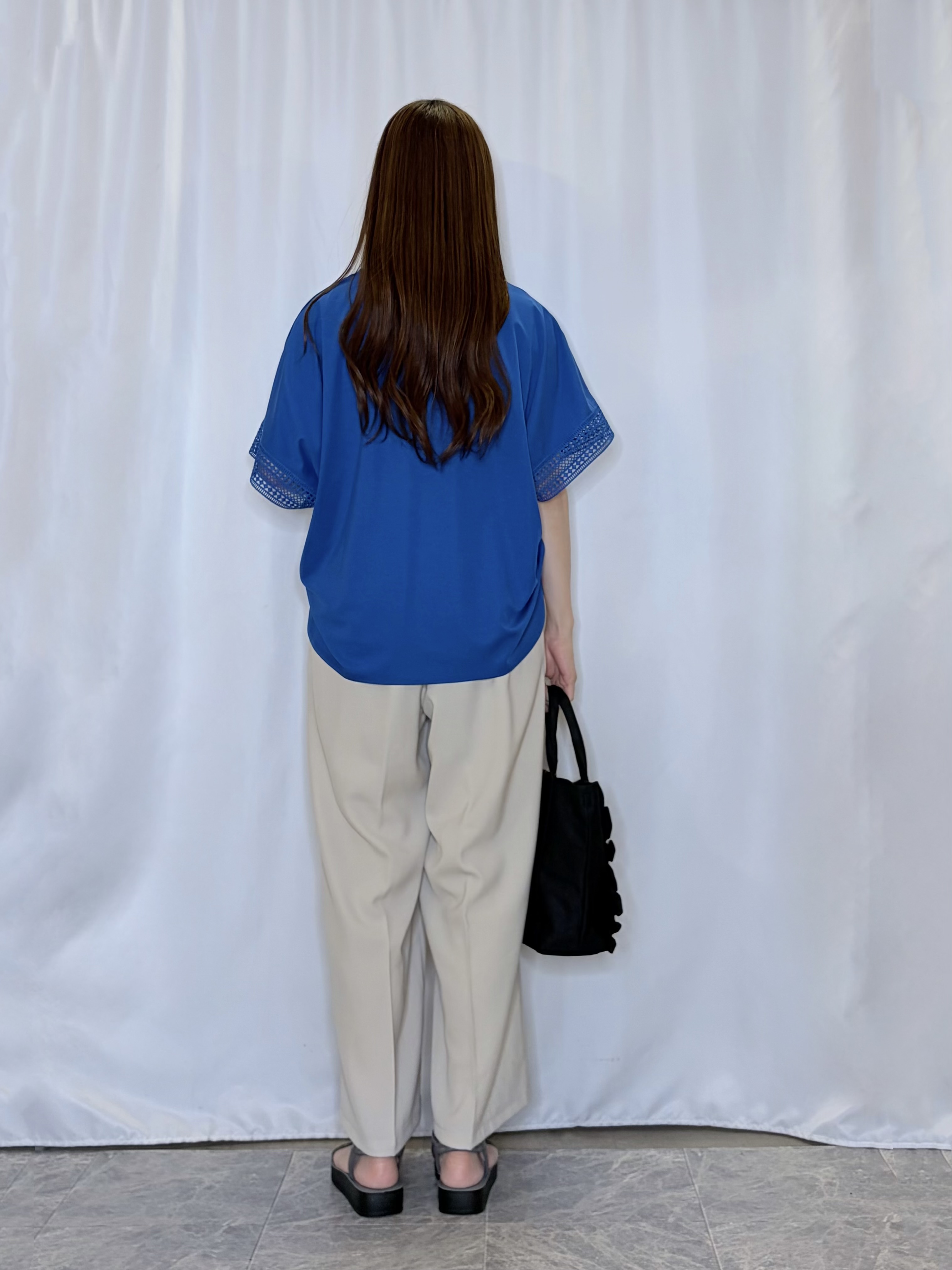 おうめさんの「SHOO･LA･RUE｜【ひんやり/UV】お袖レースが上品 ゆったりとろみトップス」を使ったコーディネート