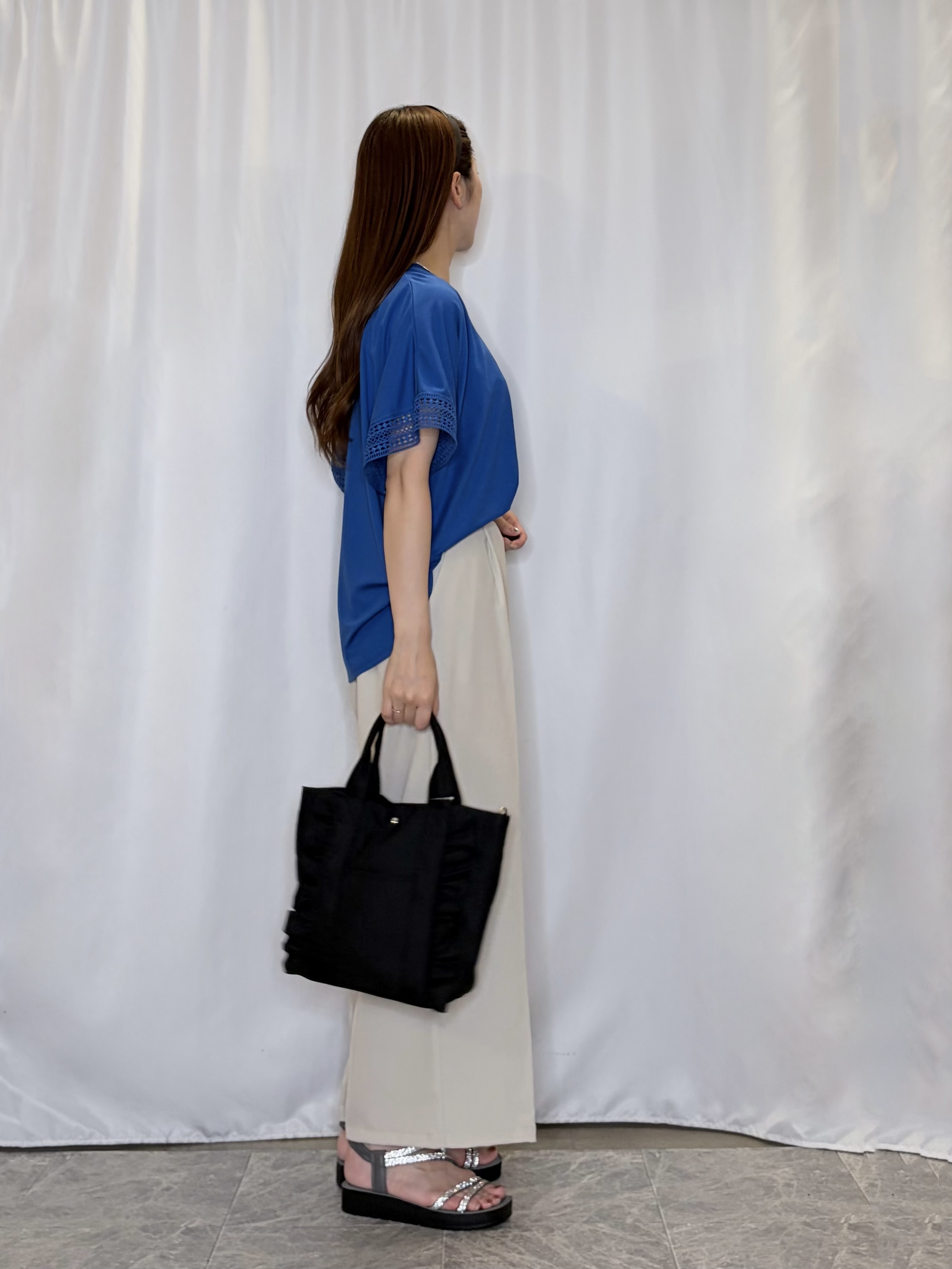 おうめさんの「SHOO･LA･RUE｜【ひんやり/UV】お袖レースが上品 ゆったりとろみトップス」を使ったコーディネート