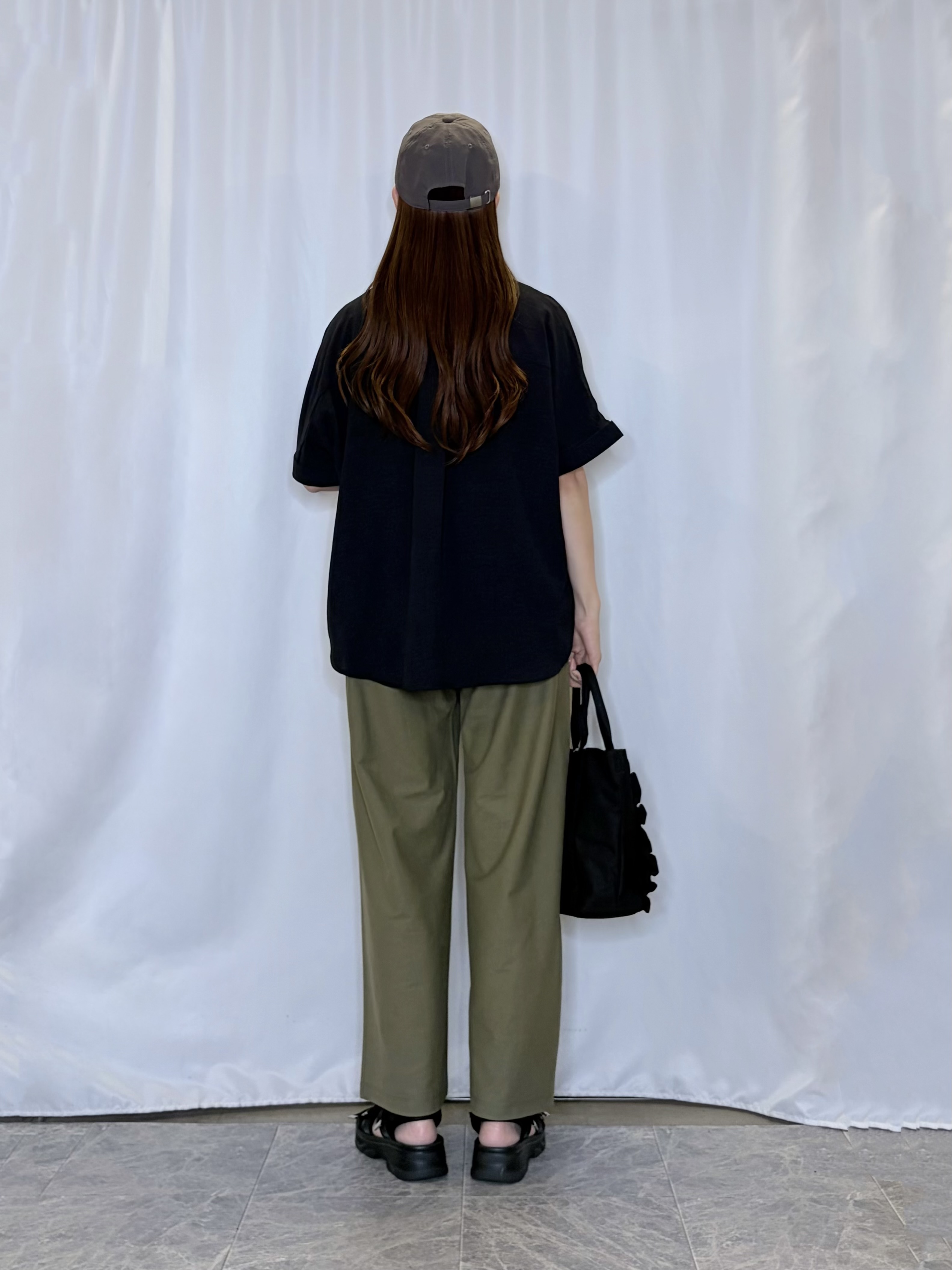 おうめさんの「SHOO･LA･RUE｜【ひんやり/洗濯後しわになりにくい/S-LL】着るだけでこなれ見え 二の腕も隠せるデザイン半袖シャツ」を使ったコーディネート