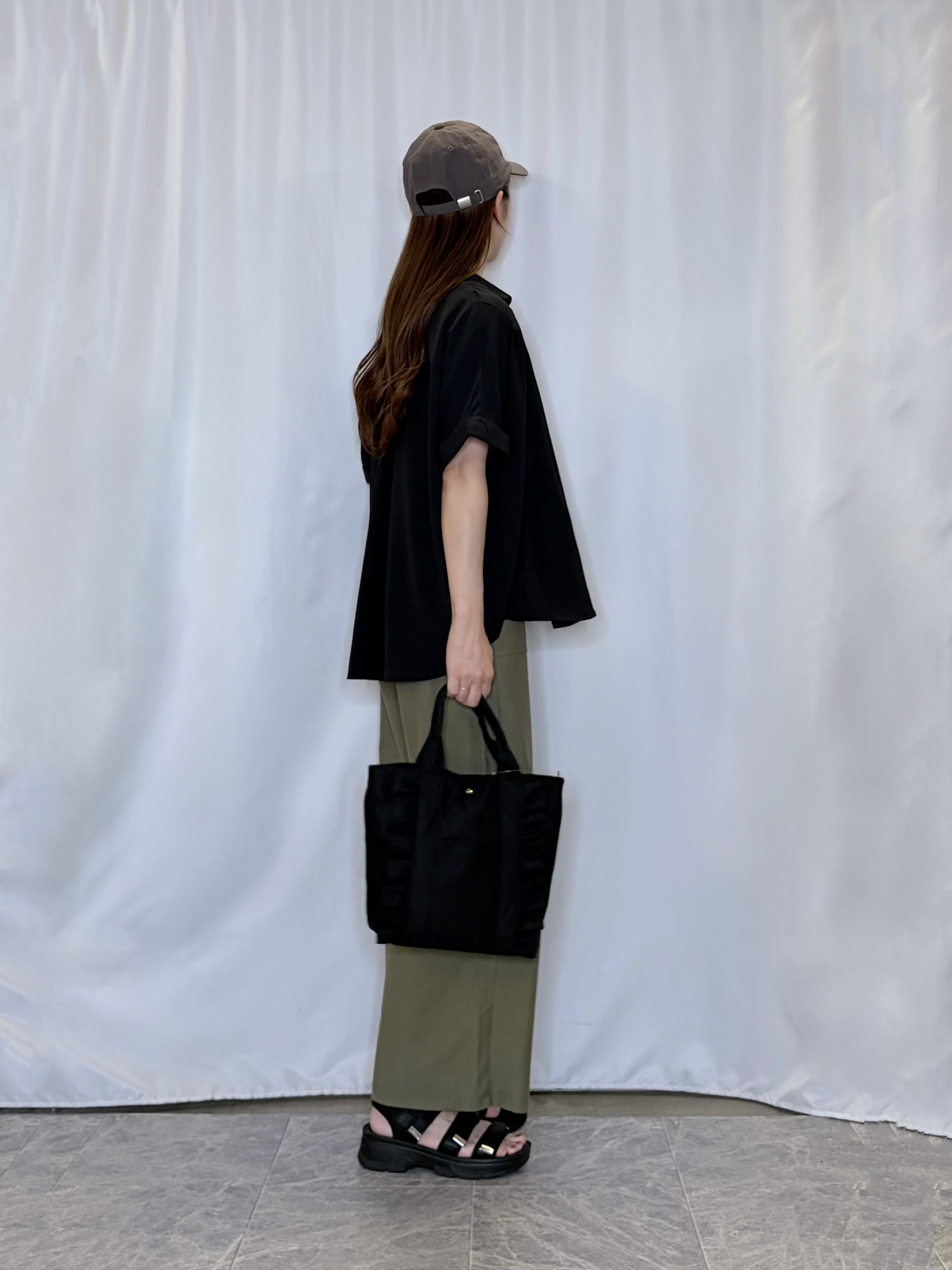 おうめさんの「SHOO･LA･RUE｜【ひんやり/洗濯後しわになりにくい/S-LL】着るだけでこなれ見え 二の腕も隠せるデザイン半袖シャツ」を使ったコーディネート