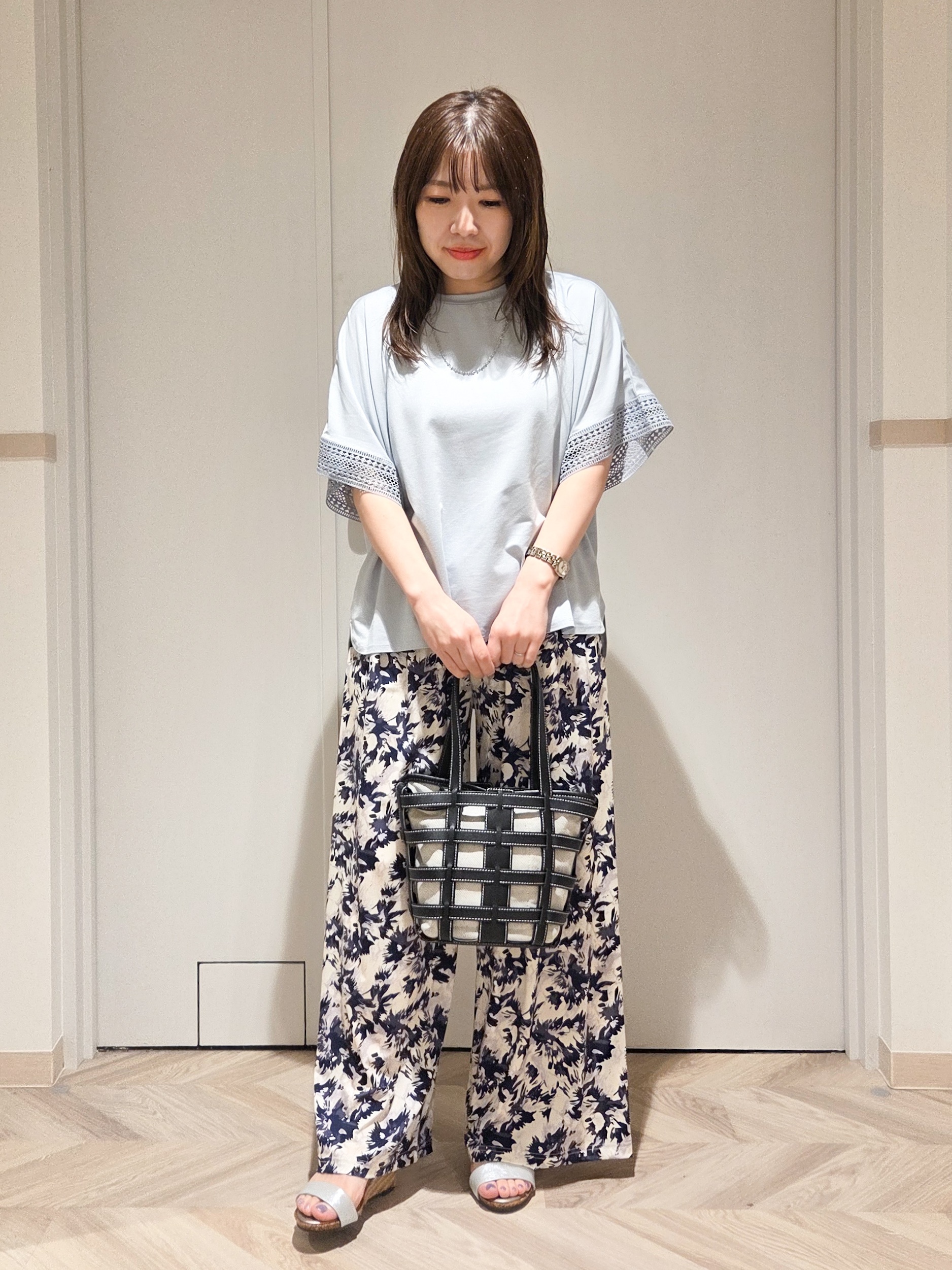 TSUCHIYAさんの「SHOO･LA･RUE｜【ひんやり/UV】お袖レースが上品 ゆったりとろみトップス」を使ったコーディネート