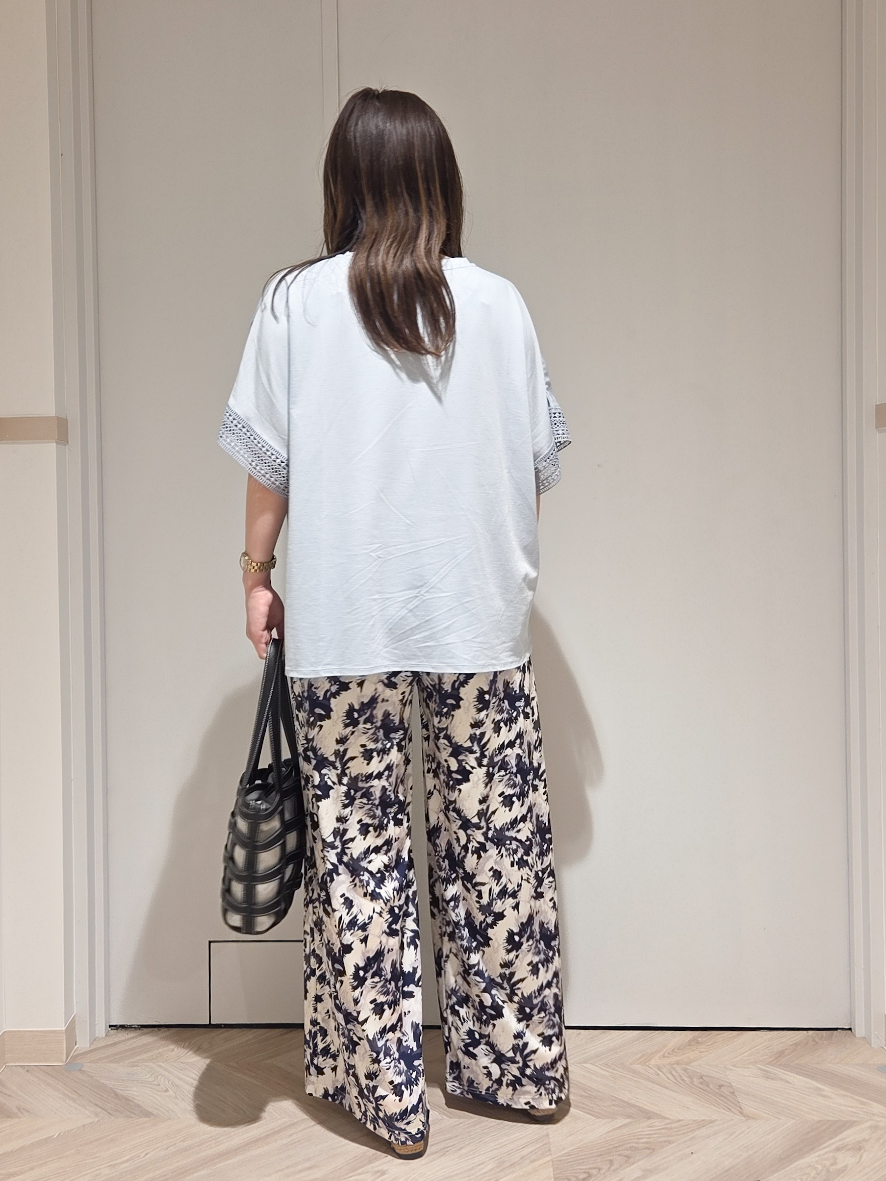 TSUCHIYAさんの「SHOO･LA･RUE｜【ひんやり/UV】お袖レースが上品 ゆったりとろみトップス」を使ったコーディネート