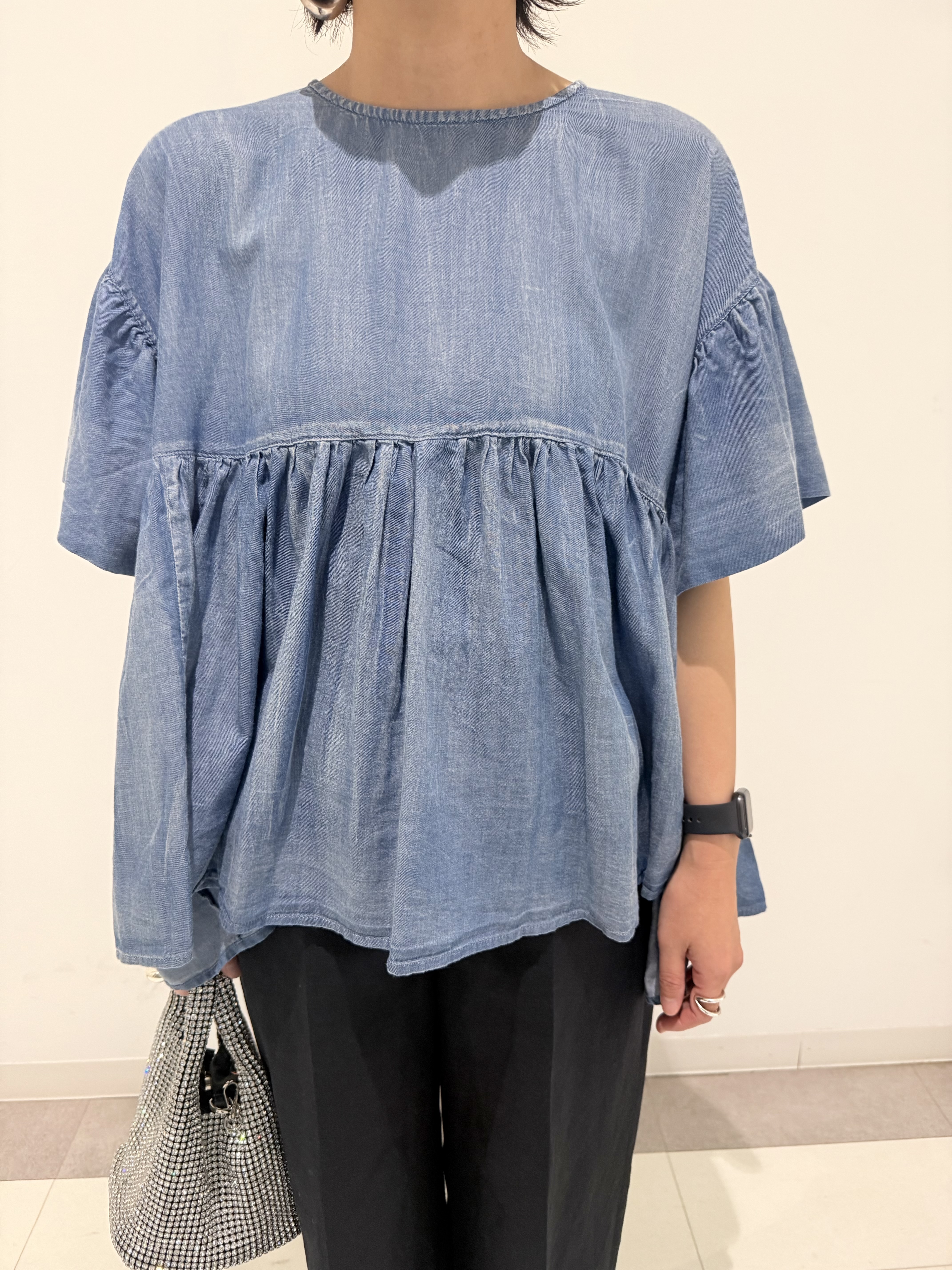 MIYAKAWAさんの「DRESSTERIOR｜【涼しく着映え】シアーデニムAラインブラウス」を使ったコーディネート