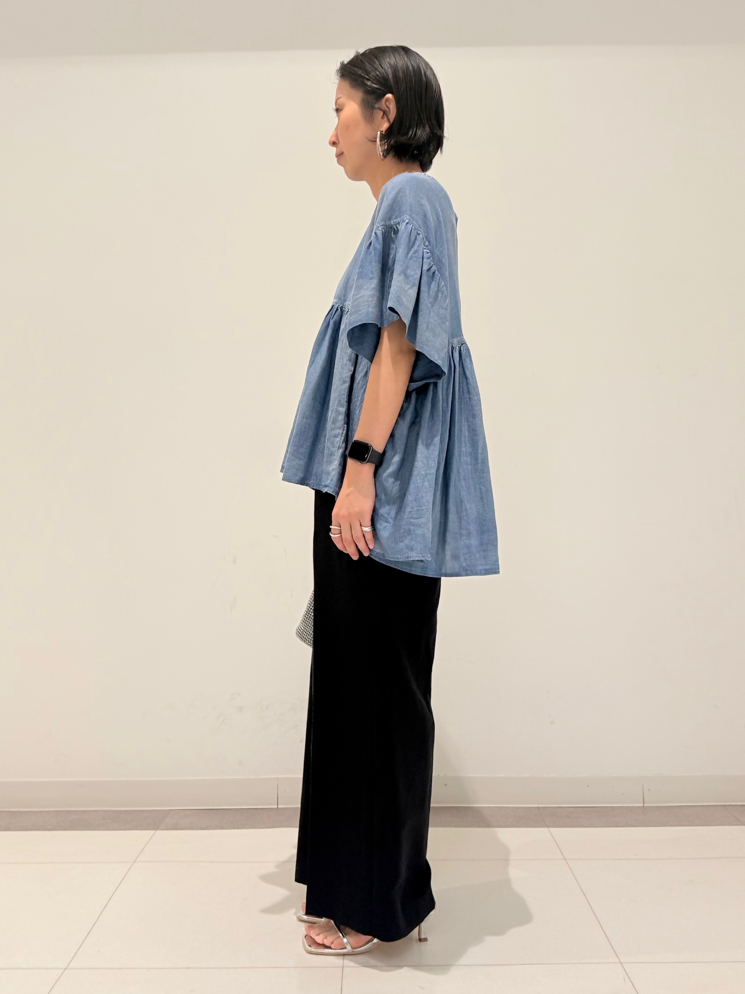 MIYAKAWAさんの「DRESSTERIOR｜【涼しく着映え】シアーデニムAラインブラウス」を使ったコーディネート
