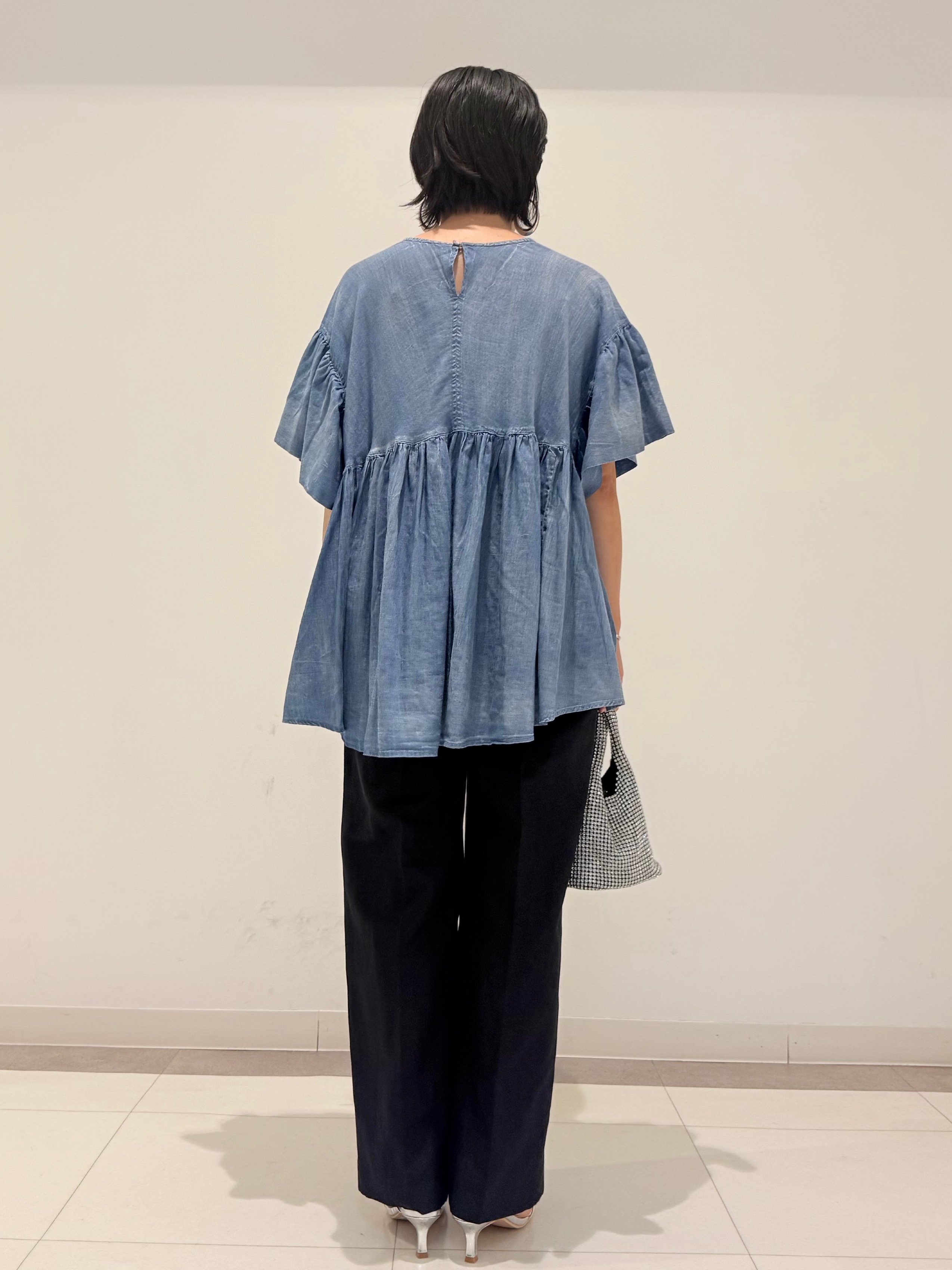MIYAKAWAさんの「DRESSTERIOR｜【涼しく着映え】シアーデニムAラインブラウス」を使ったコーディネート
