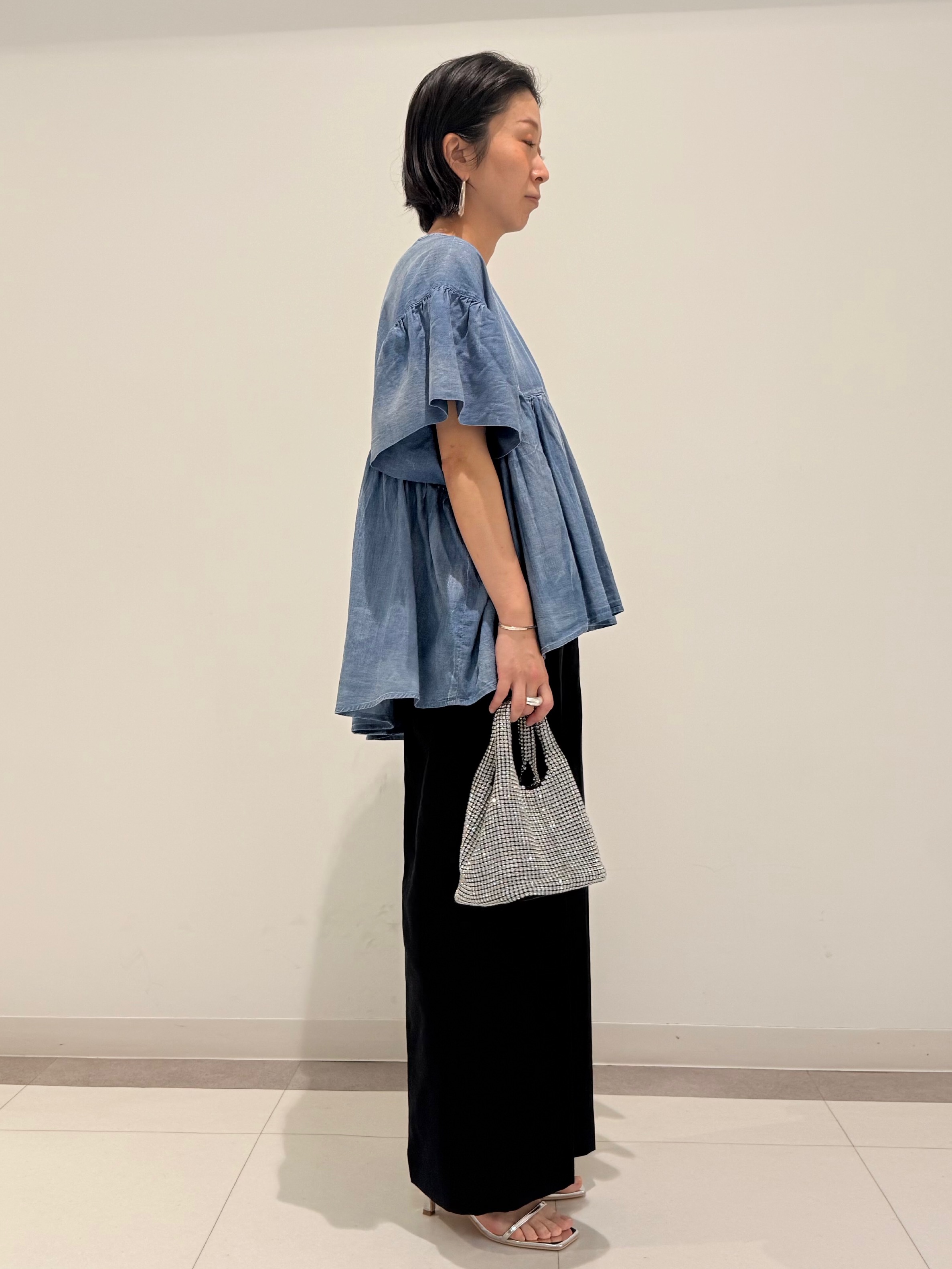 MIYAKAWAさんの「DRESSTERIOR｜【涼しく着映え】シアーデニムAラインブラウス」を使ったコーディネート