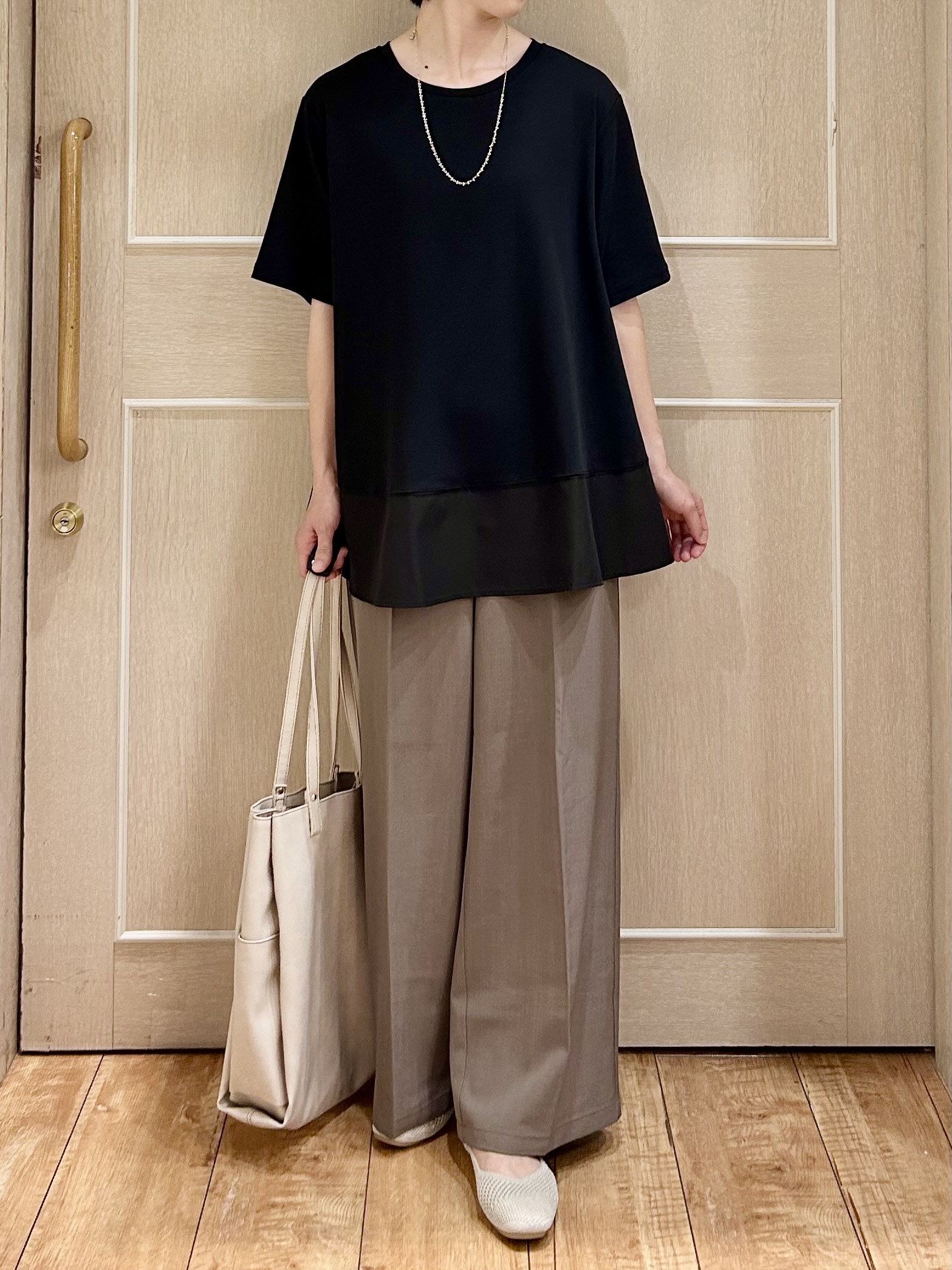 ちぐささんの「SHOO･LA･RUE｜【新色追加/ひんやり/UV/抗菌防臭】体型カバーも叶う 裾切り替えAライントップス」を使ったコーディネート