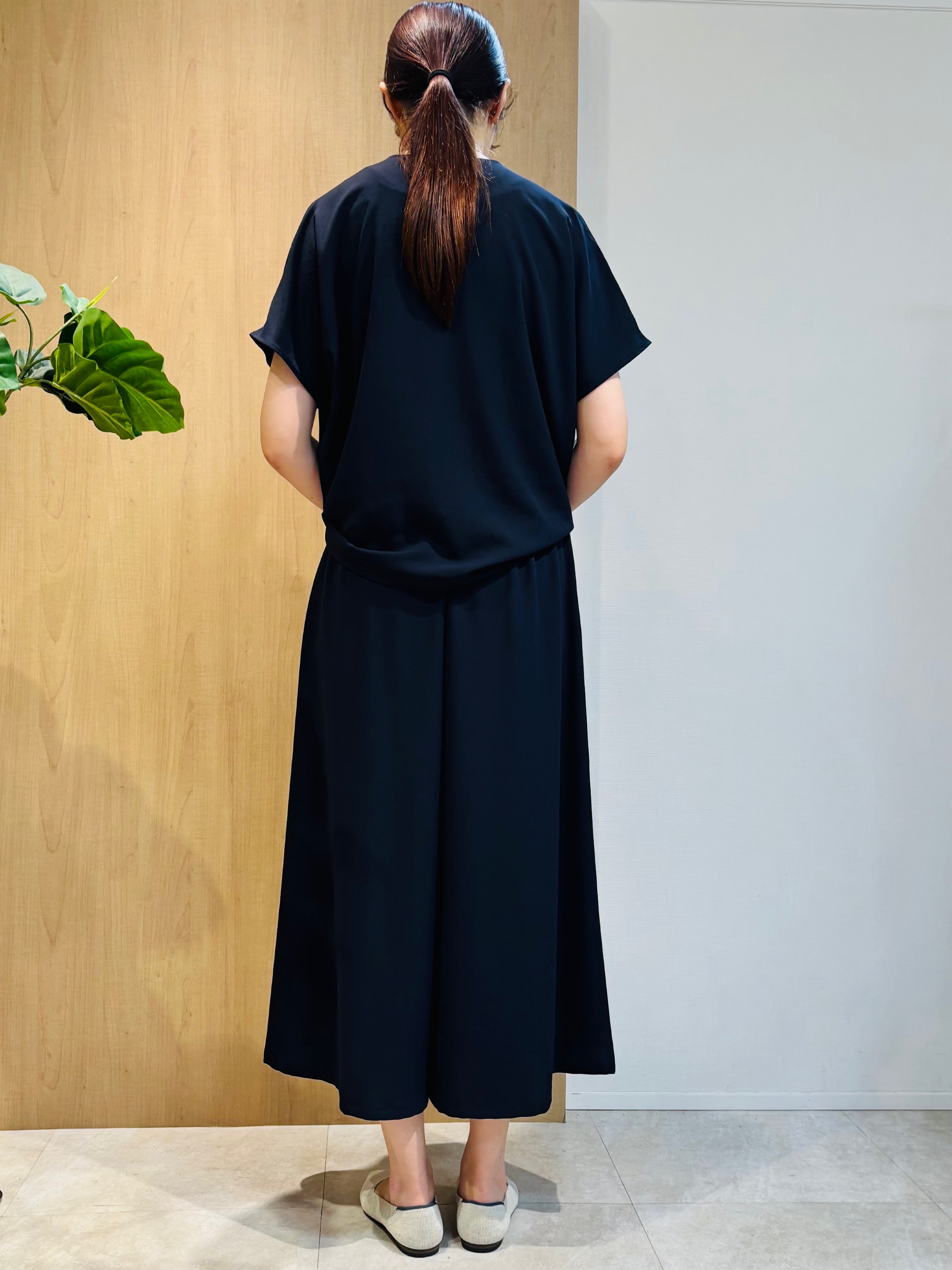 todaさんの「UNTITLED｜【UV/接触冷感/セットアップ可】リラクシーキーVネックブラウス」を使ったコーディネート