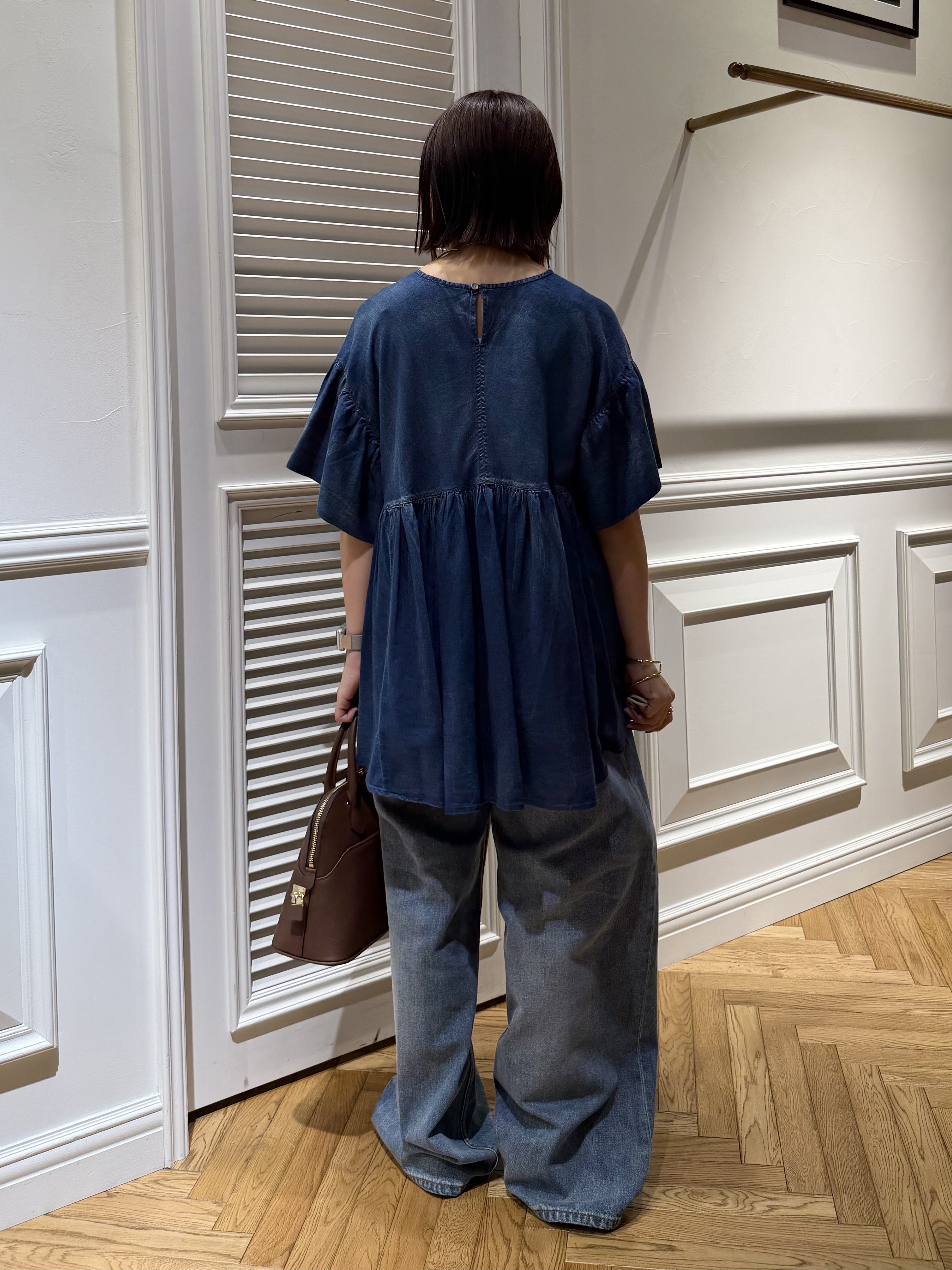 つじ まこさんの「DRESSTERIOR｜【涼しく着映え】シアーデニムAラインブラウス」を使ったコーディネート