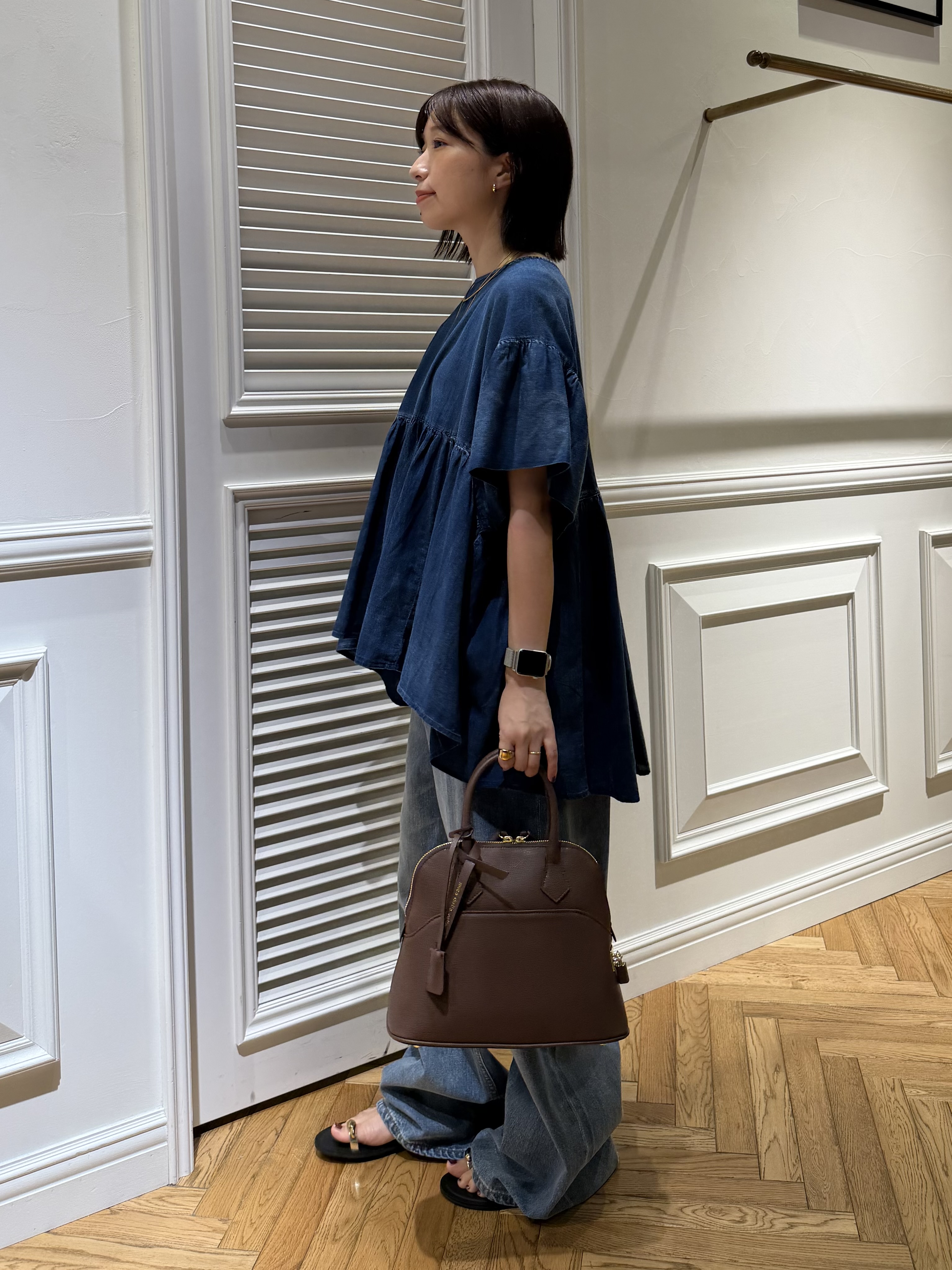 つじ まこさんの「DRESSTERIOR｜【涼しく着映え】シアーデニムAラインブラウス」を使ったコーディネート